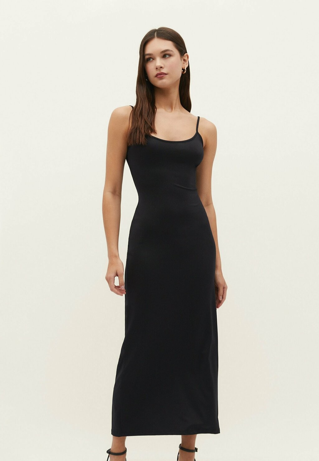 

Длинное платье Stradivarius, черный