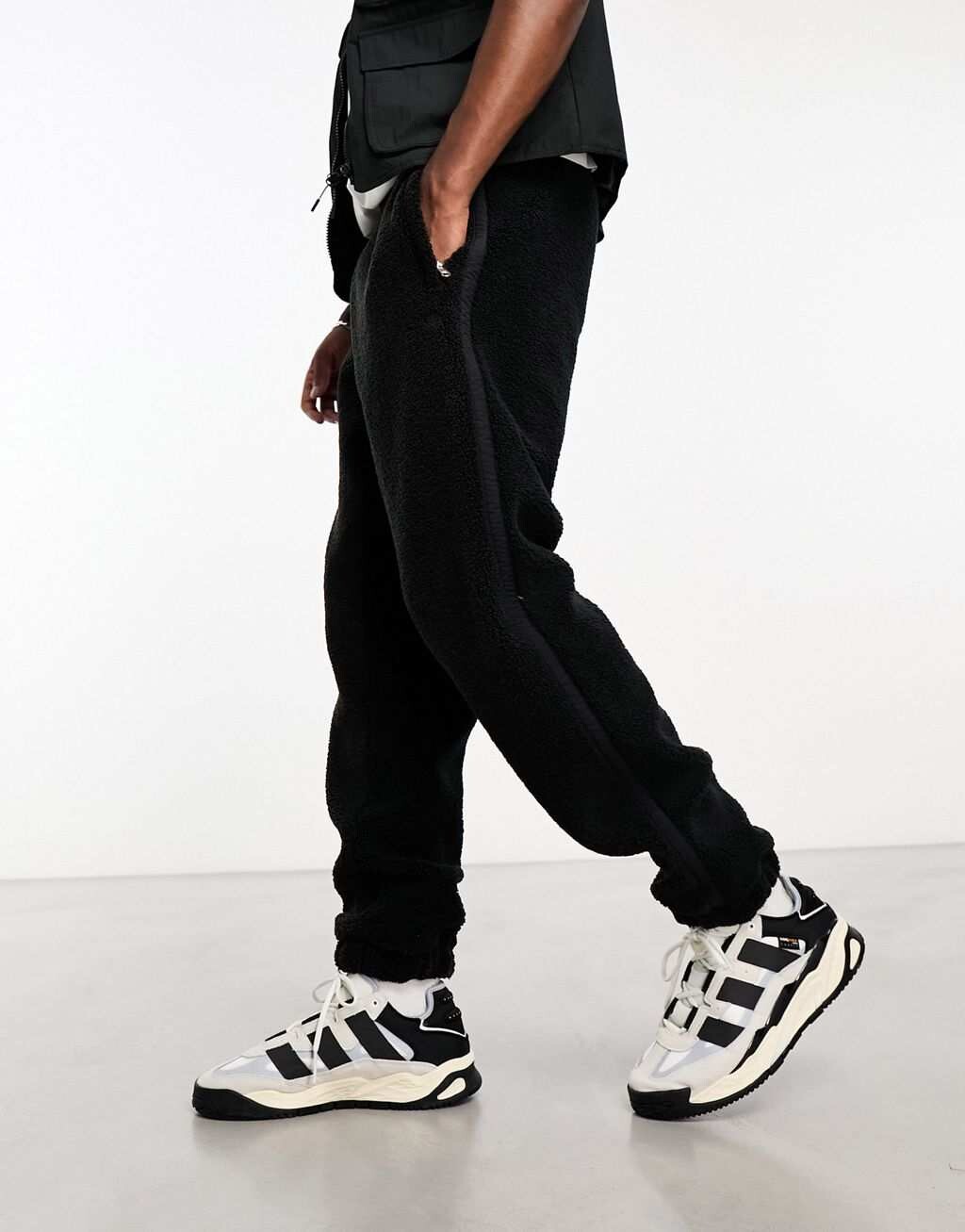 

Черные флисовые джоггеры adidas Originals Premium Essentials