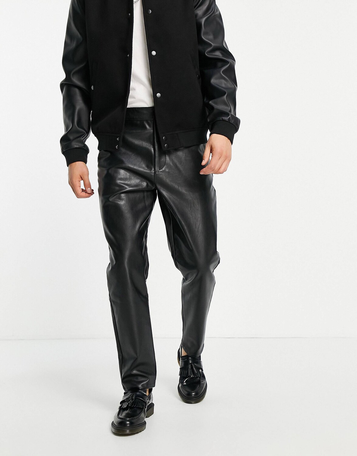 

Черные зауженные брюки из искусственной кожи ASOS DESIGN