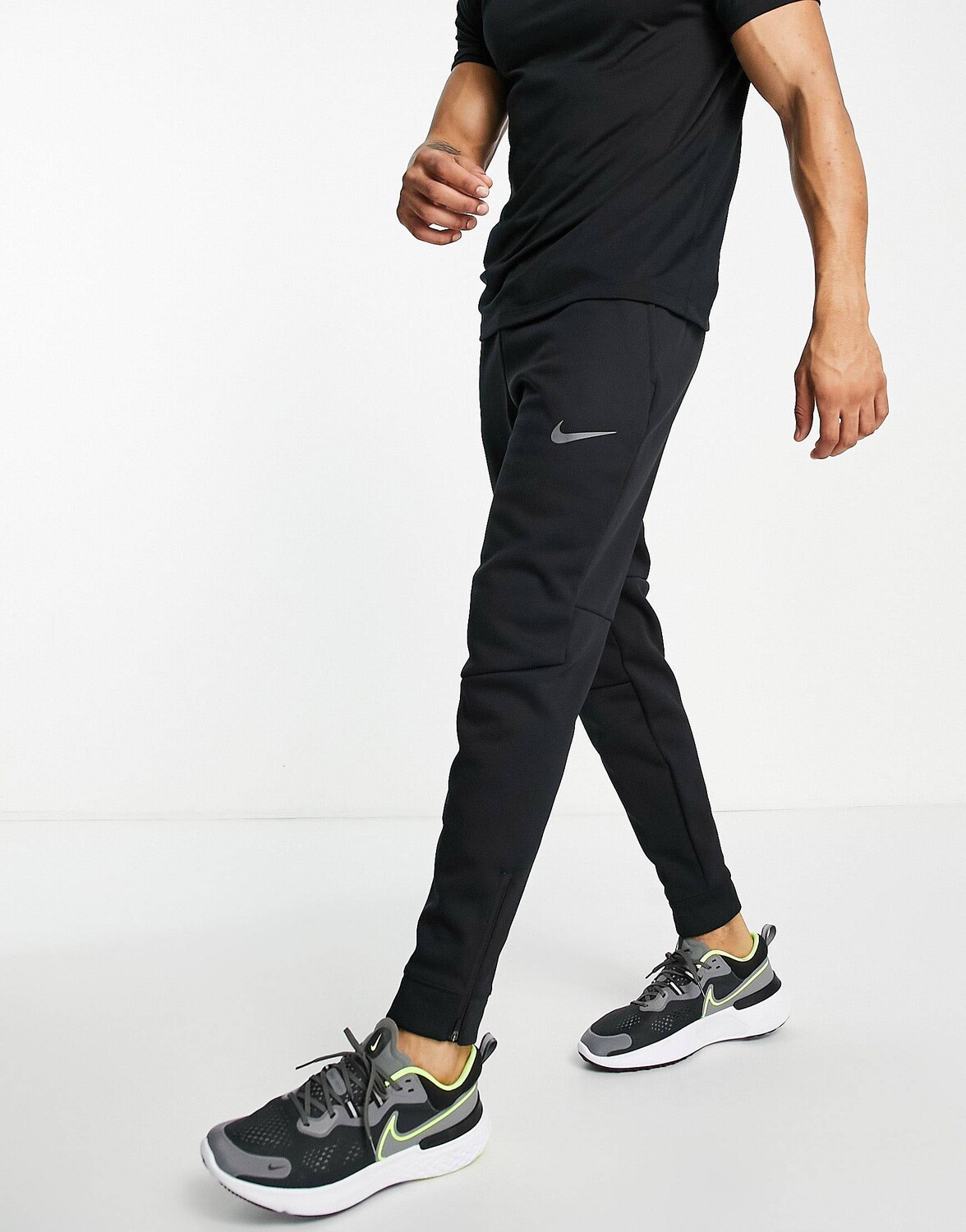 

Черные джоггеры Nike Training Pro Sphere Therma-FIT