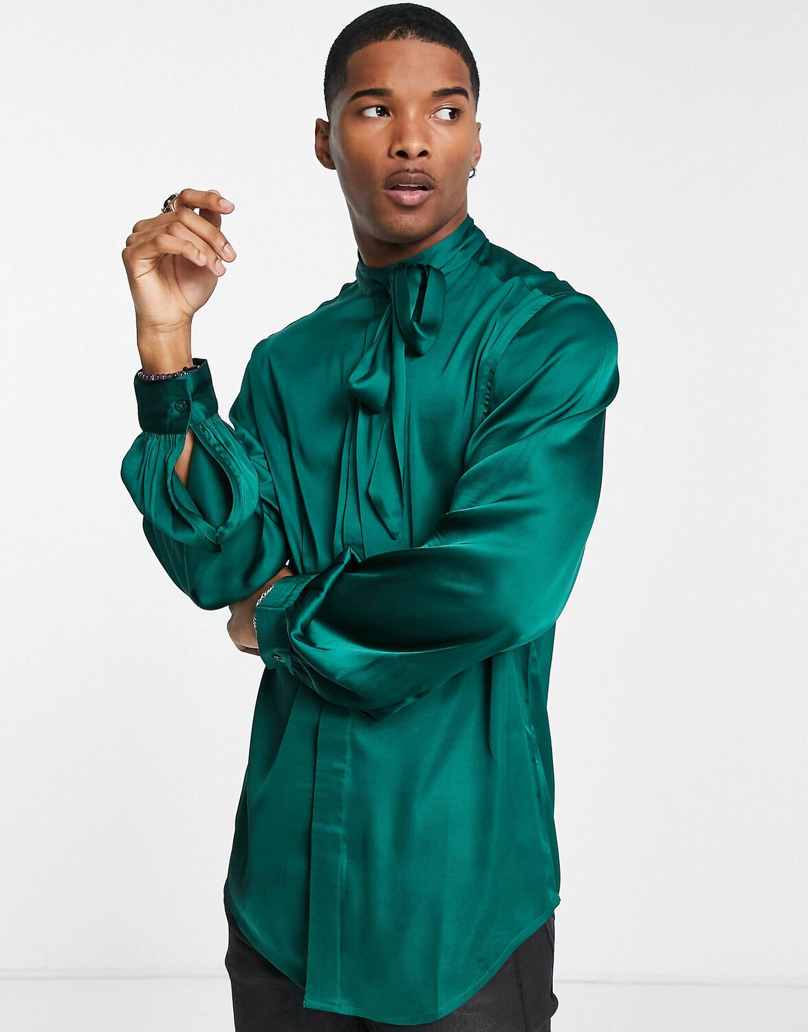 

Зеленая атласная рубашка с завязками на шее и объемными рукавами ASOS DESIGN