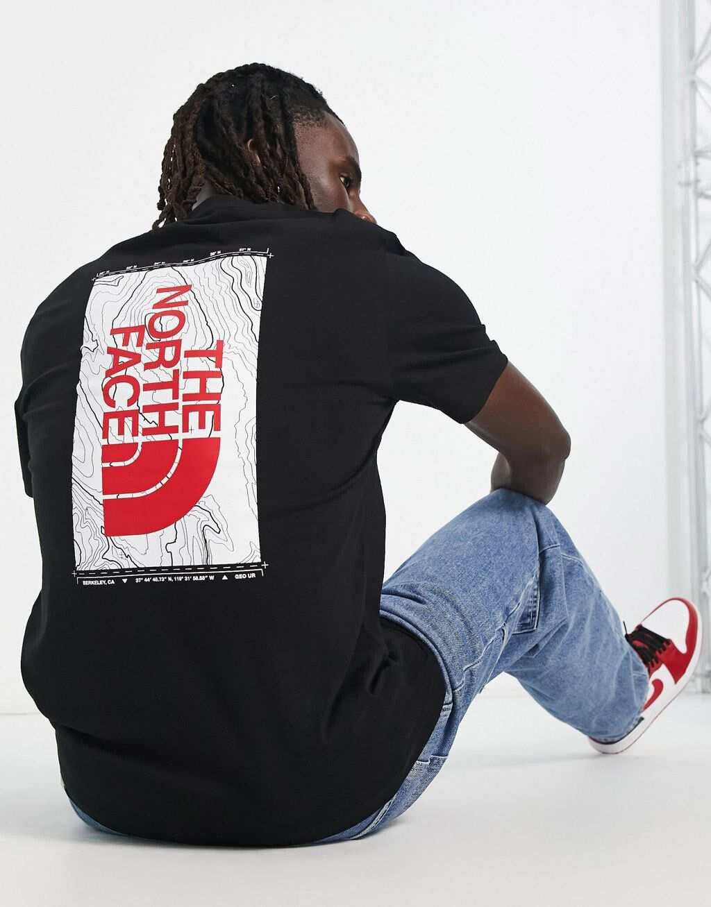 

Черная футболка с вертикальным топографическим принтом The North Face эксклюзивно на ASOS