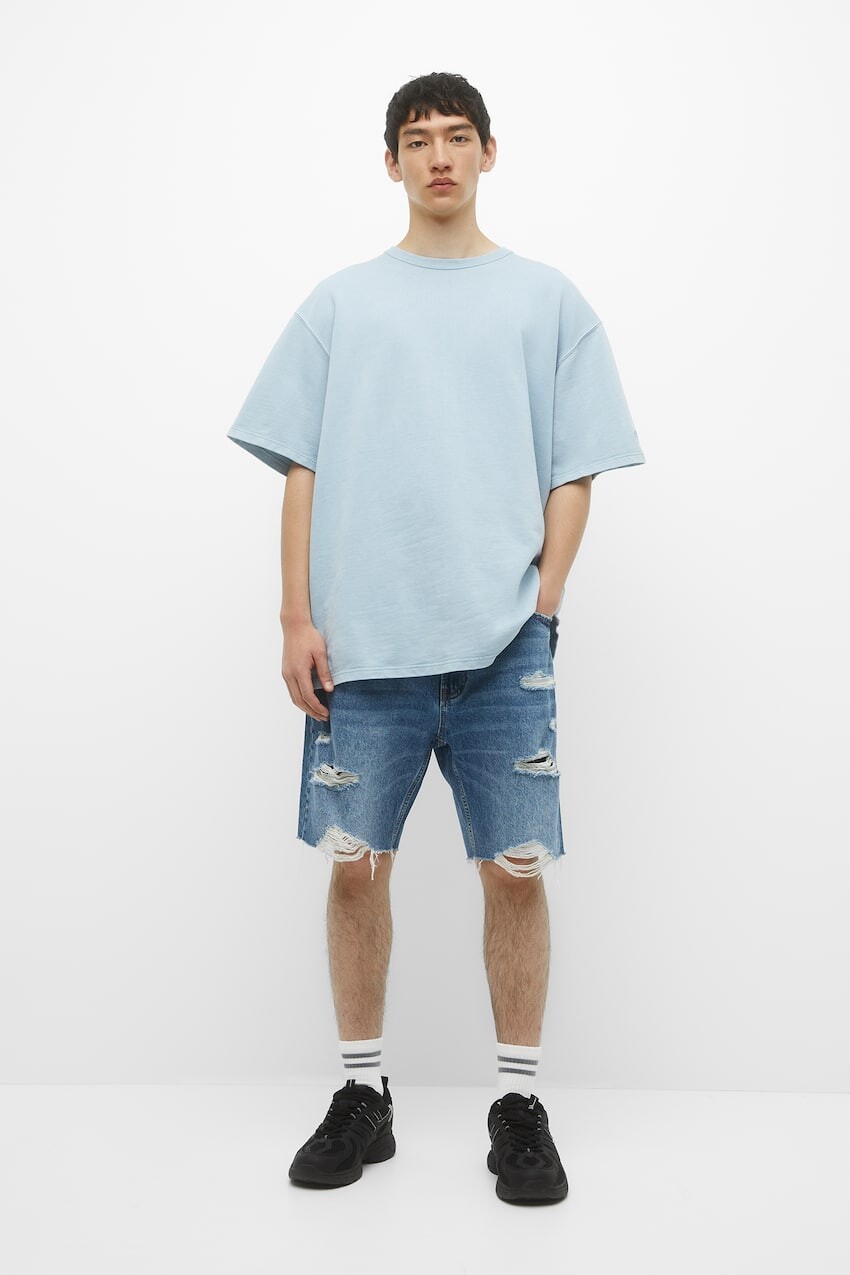 

Базовые джинсовые шорты-бермуды свободного кроя с прорехами Pull&Bear, синий