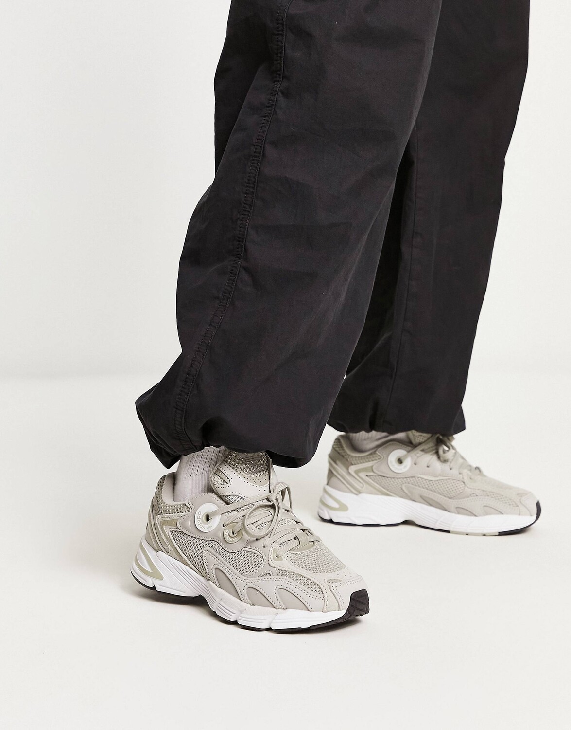 

Серо-белые кроссовки adidas Originals Astir
