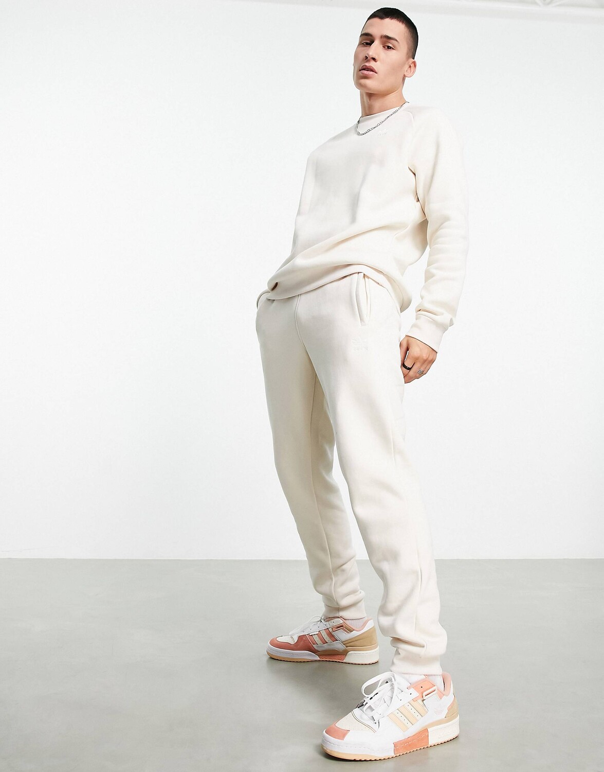 

Чудо-белые джоггеры adidas Originals Essentials