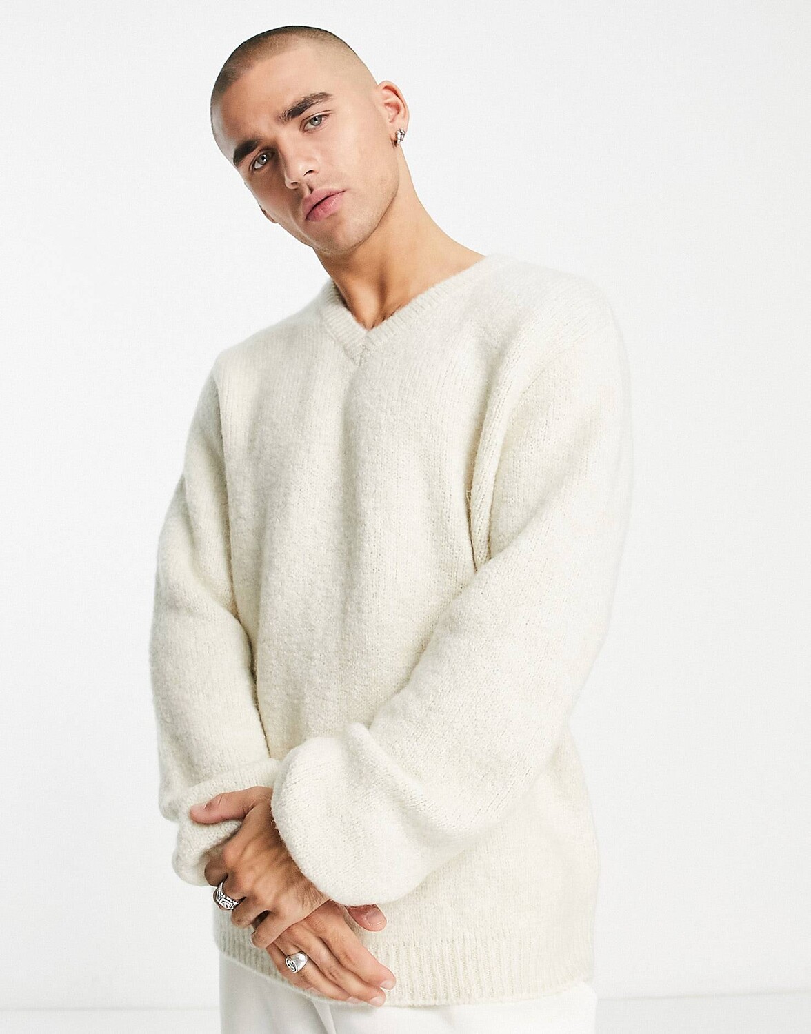 

Бежевый трикотажный джемпер с v-образным вырезом ASOS DESIGN