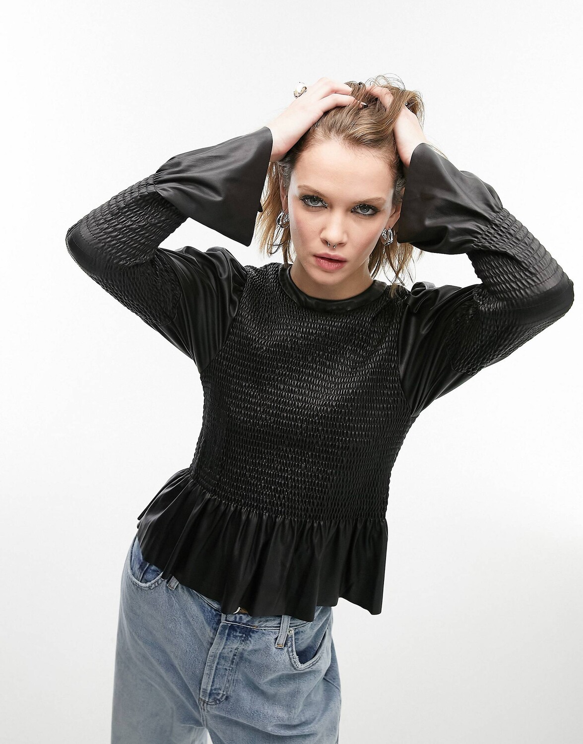 

Черная блуза со сборками из искусственной кожи Topshop