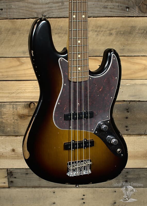 

Fender 60th Anniversary Road Worn Jazz Bass Road Worn 3-Color Sunburst с футляром