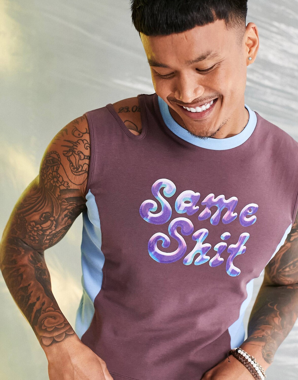 

Фиолетовый приталенный жилет ASOS DESIGN с вырезами и принтом спереди ASOS DESIGN