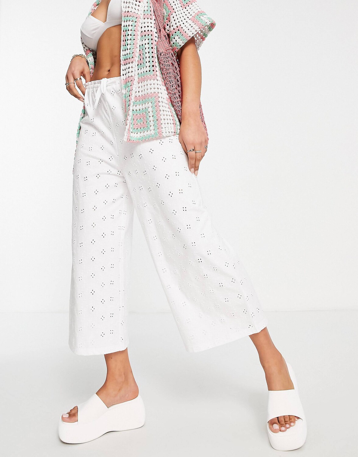 

Белые брюки-кюлоты с завышенной талией ASOS DESIGN