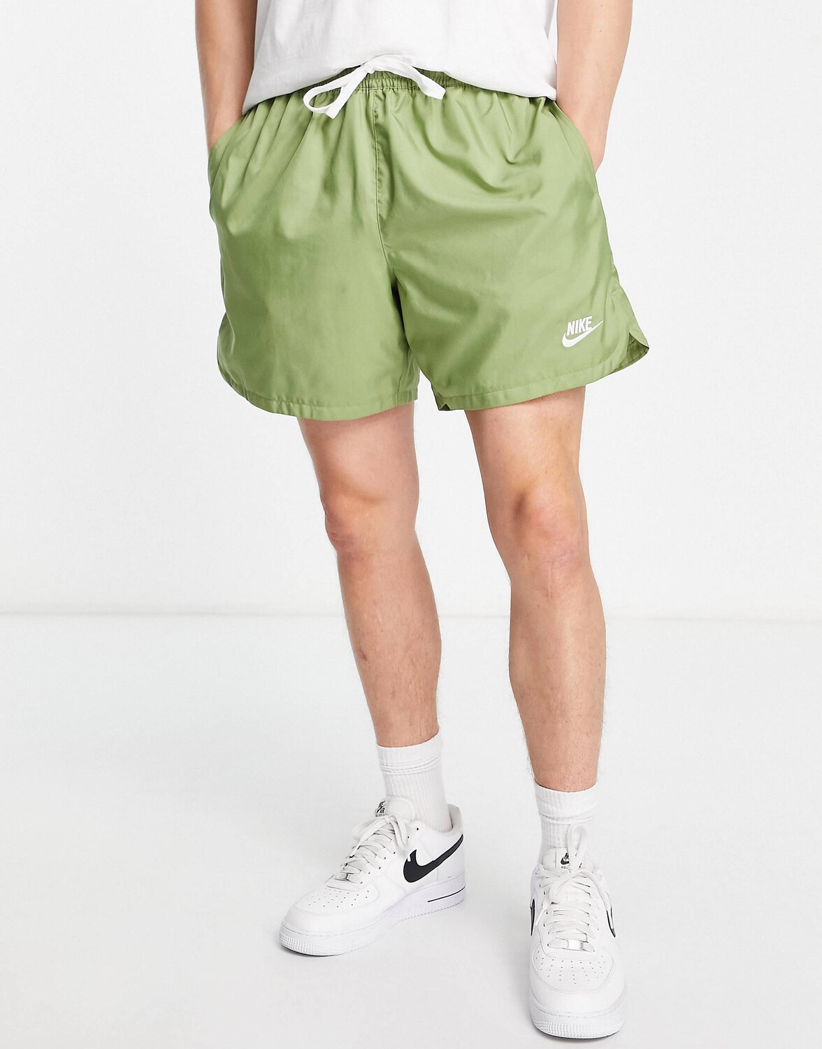 

Зеленые тканые шорты Nike