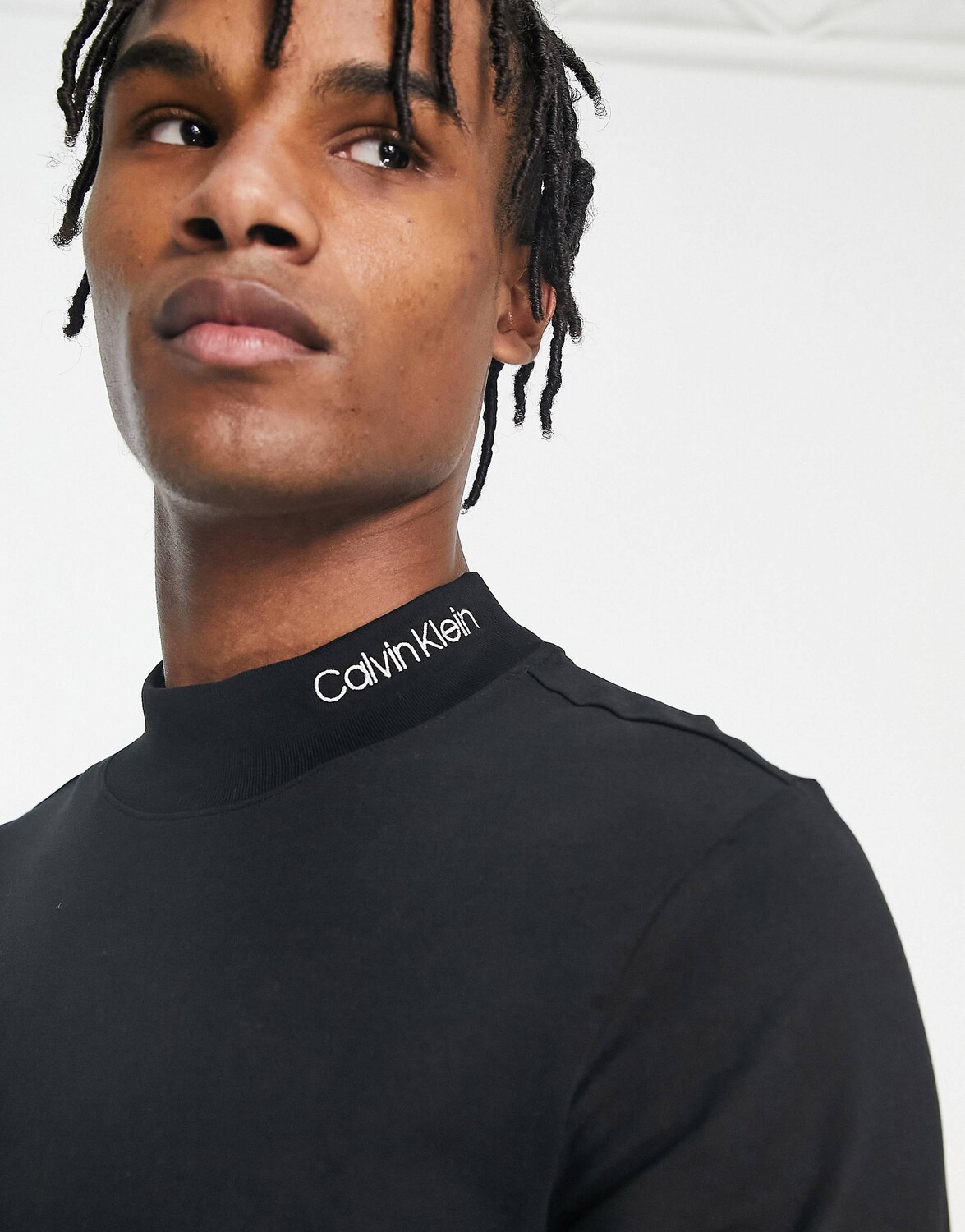 

Черная футболка с длинным рукавом и логотипом Calvin Klein