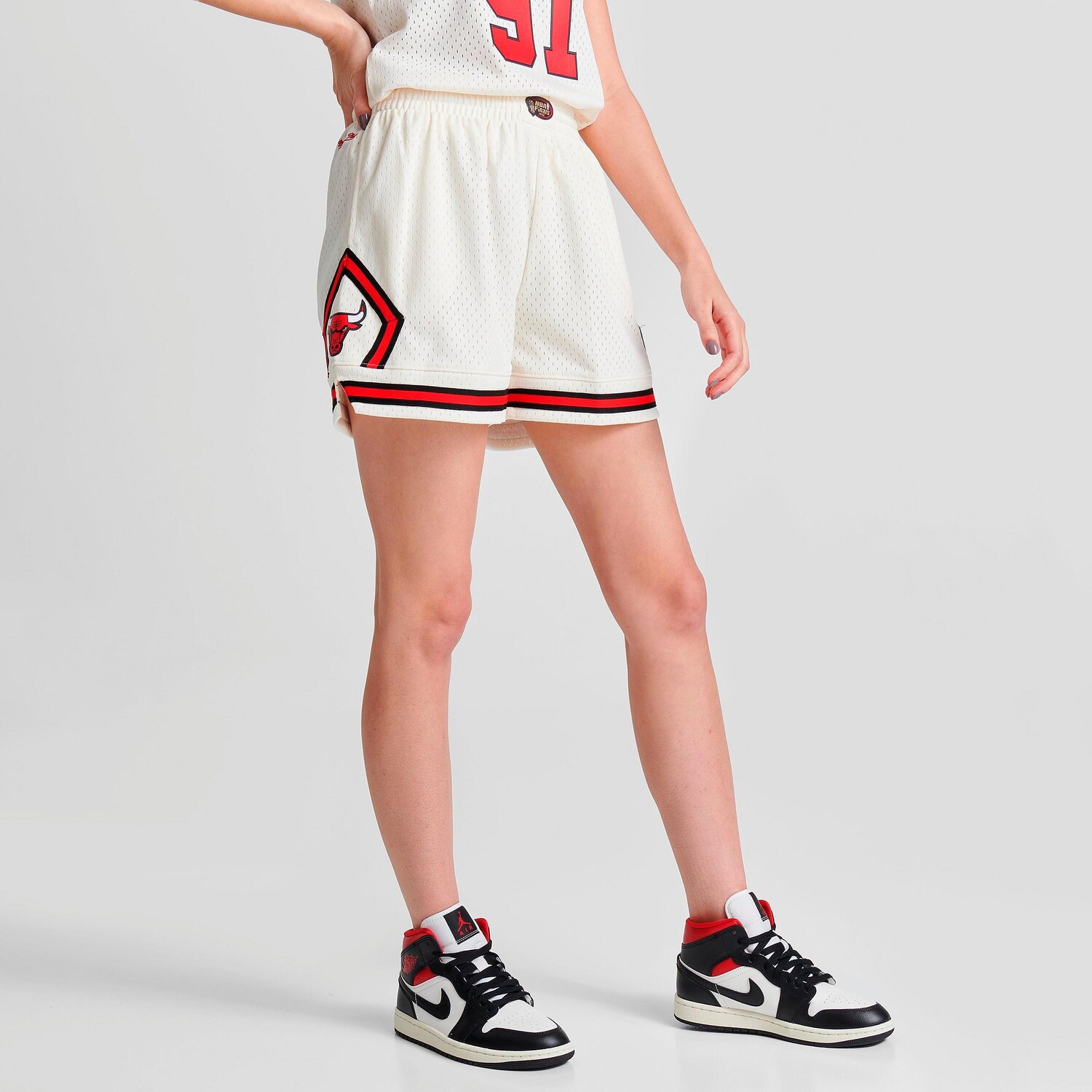 

Женские шорты Mitchell & Ness Chicago Bulls NBA 1997-98 Swingman, кремовый