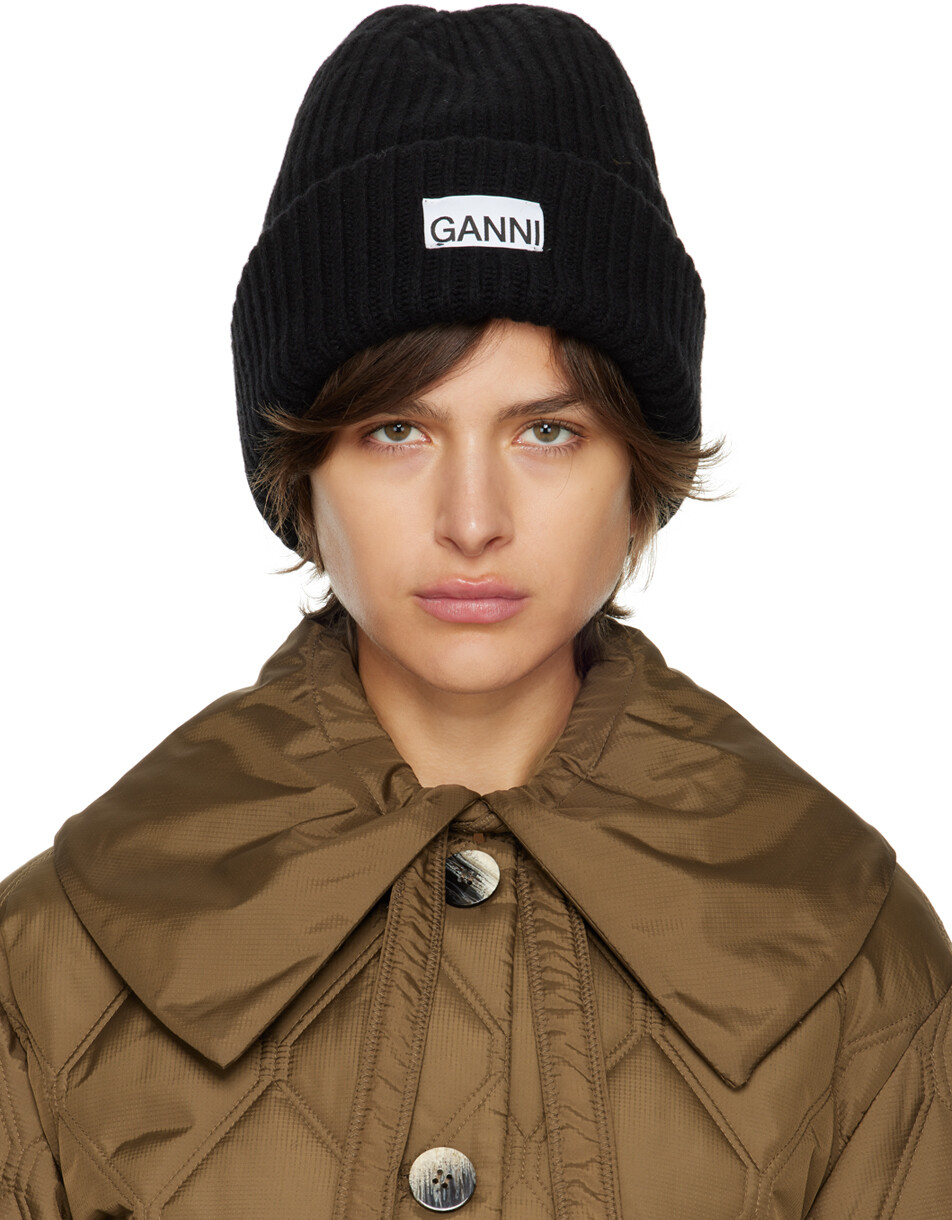 

Черная шапка в рубчик GANNI