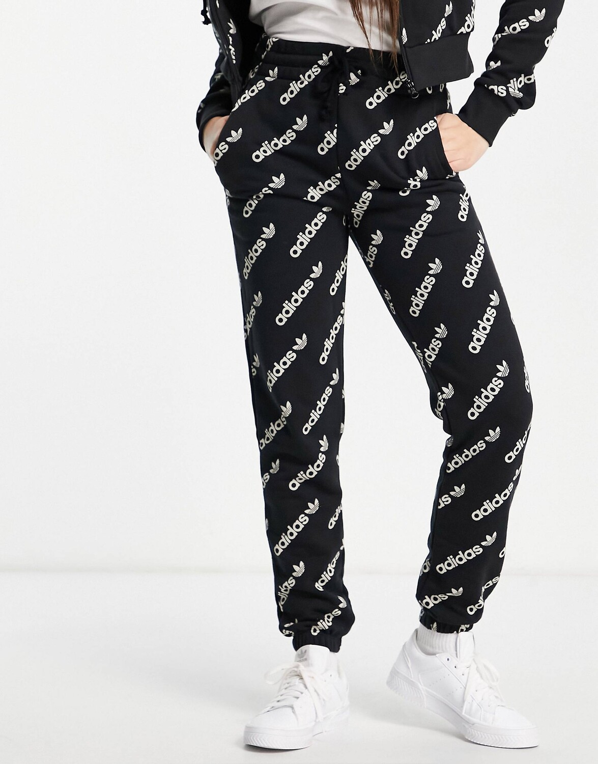

Черные джоггеры с повторяющимся логотипом adidas Originals 'Logomania'