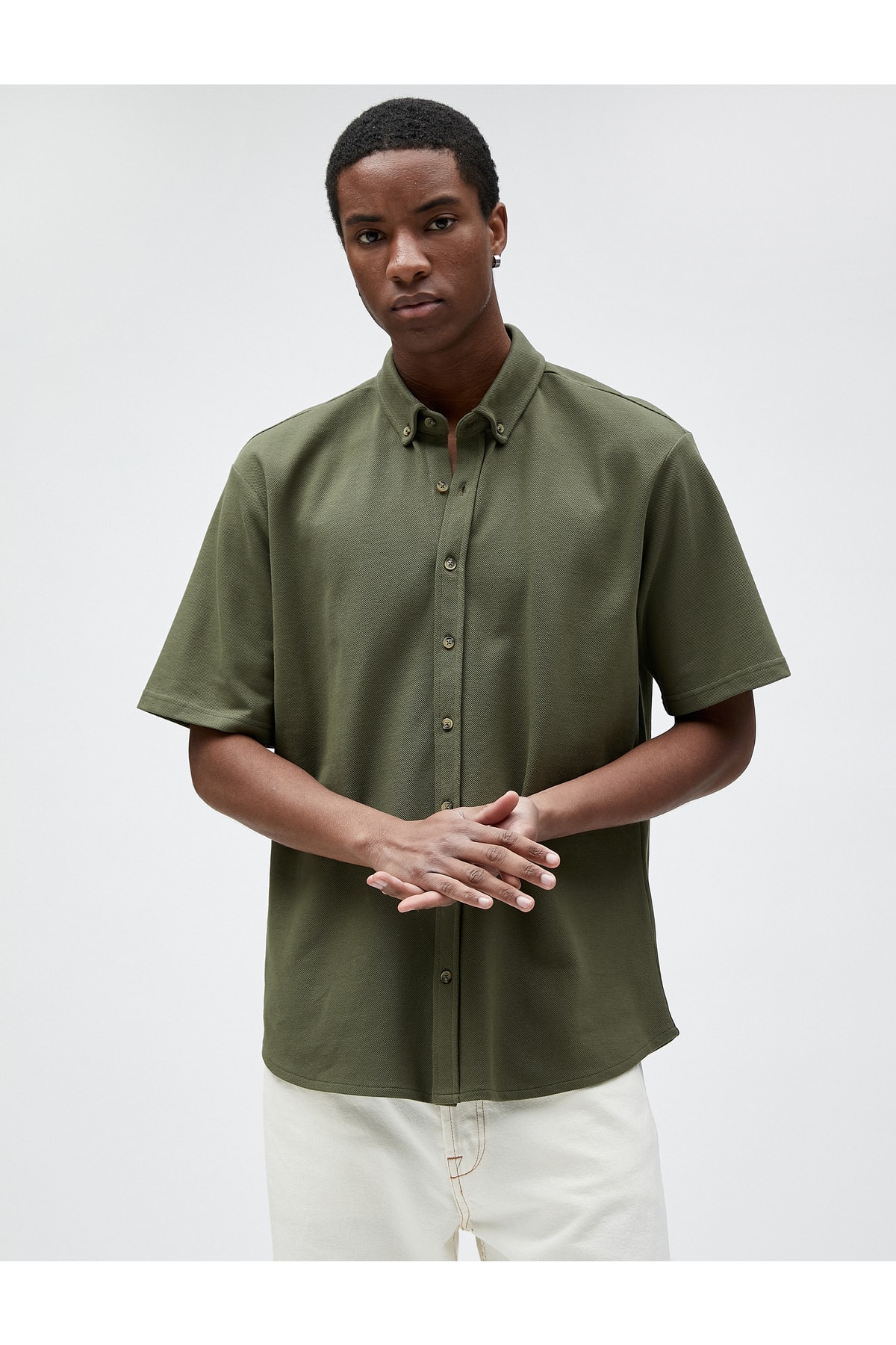Базовая рубашка с коротким рукавом, классический воротник на пуговицах, хлопок Koton, хаки базовая футболка с воротником поло на пуговицах с коротким рукавом koton хаки