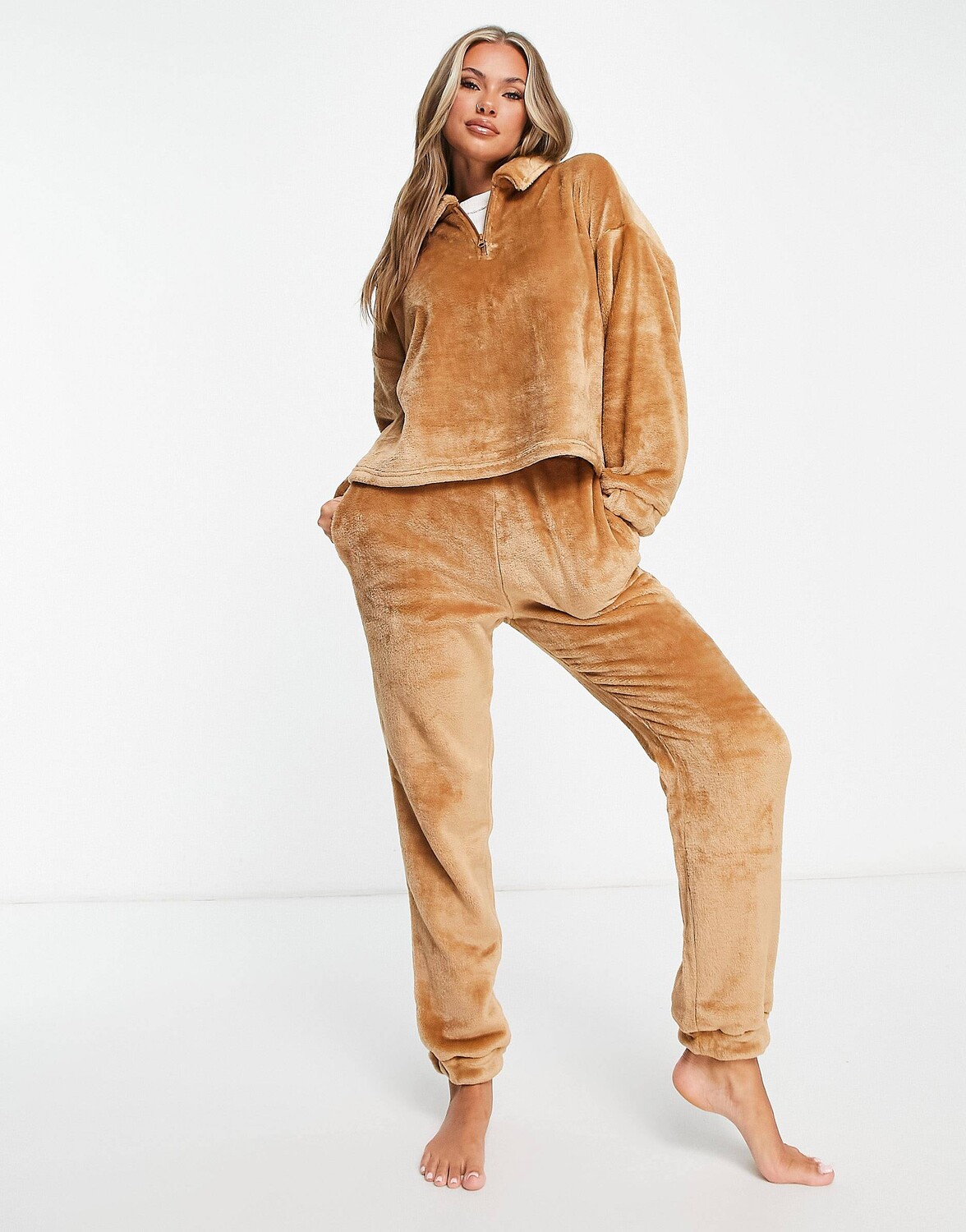 

Супермягкий флисовый спортивный костюм и джоггеры на молнии ASOS DESIGN lounge карамельного цвета