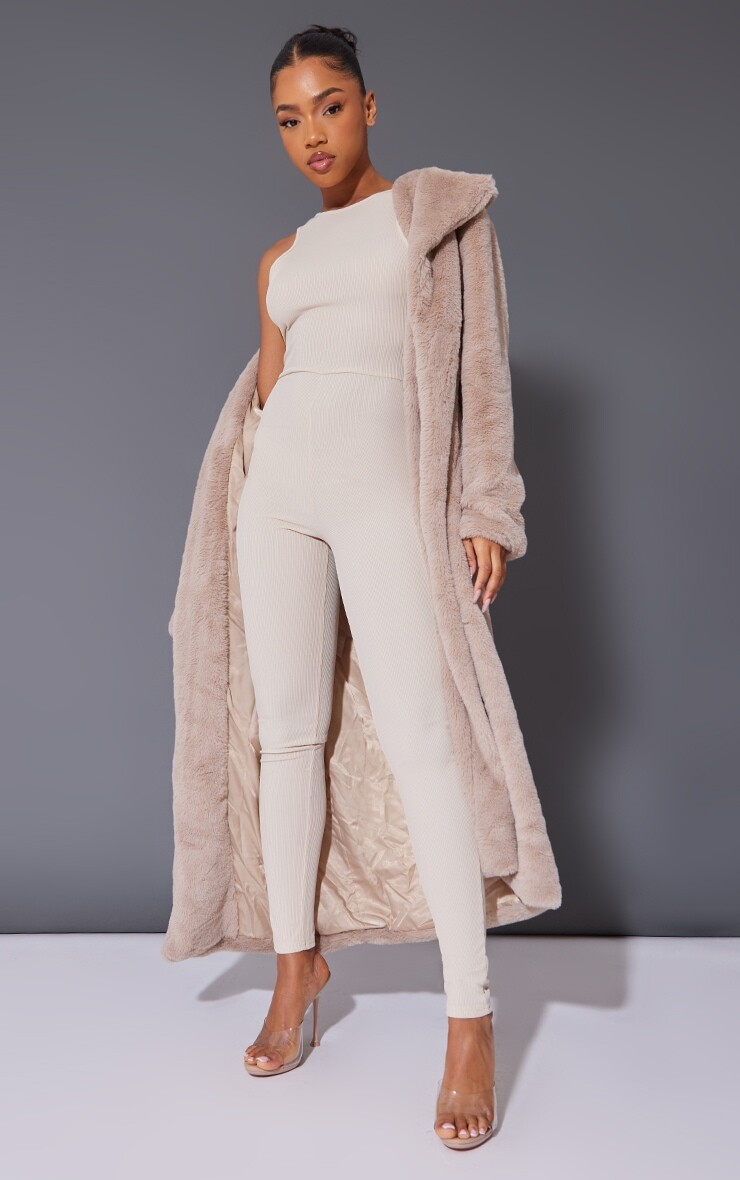 

PrettyLittleThing Бежевый комбинезон в рубчик-борцовку