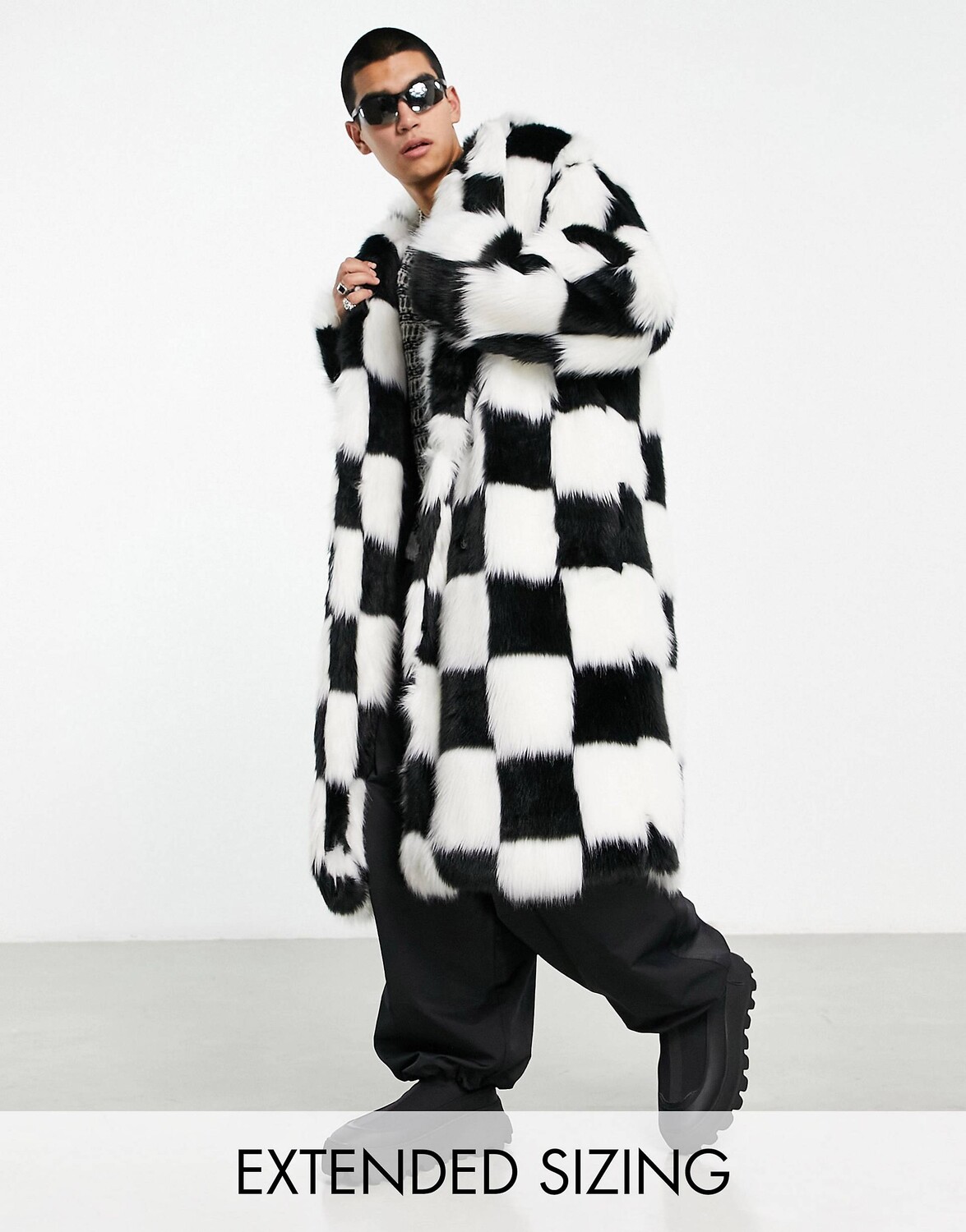 

Длинное пальто из искусственного меха в клетку ASOS DESIGN, Серый