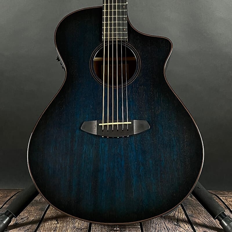 

Breedlove Rainforest S Concert Papillon CE, африканское красное дерево