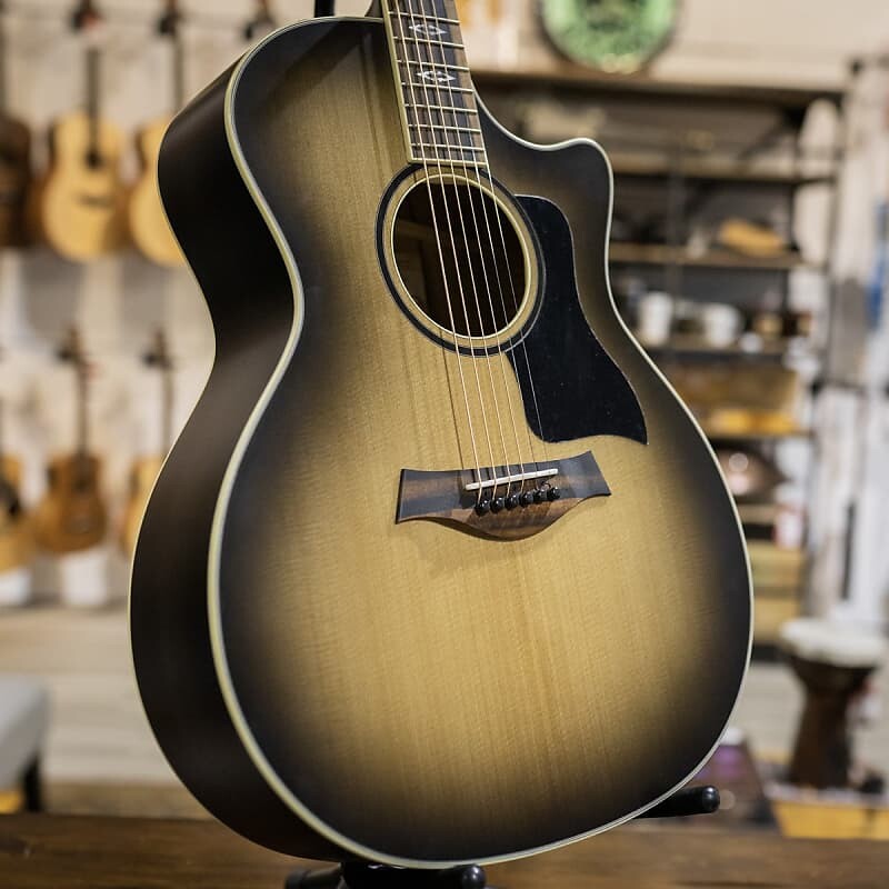 

Taylor Custom Grand Auditorium Black Sassafras/Torrified Sitka - Charcoal Burst - Deluxe Hardshell Case Custom GA