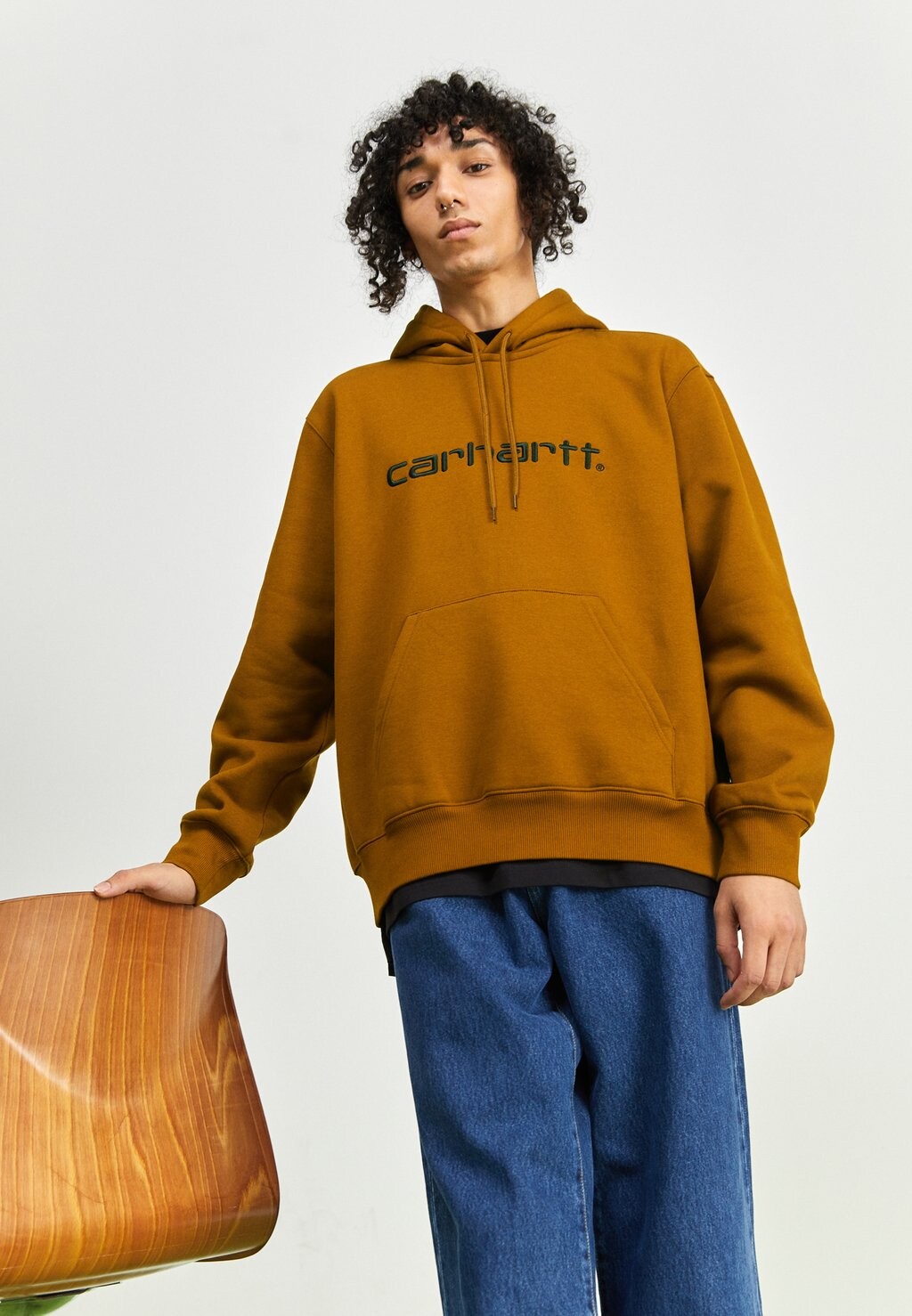 

Толстовка Carhartt WIP С КАПЮШОНОМ, цвет deep brown/black