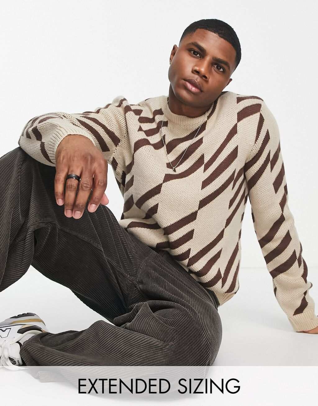 

Бежево-коричневый вязаный джемпер с геопринтом ASOS DESIGN
