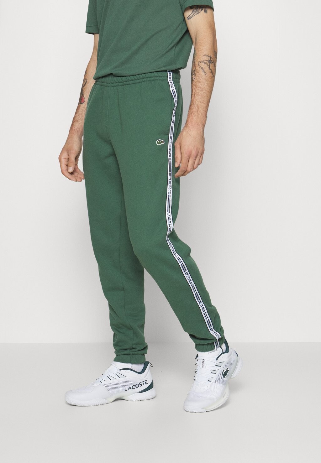 

Спортивные брюки Lacoste