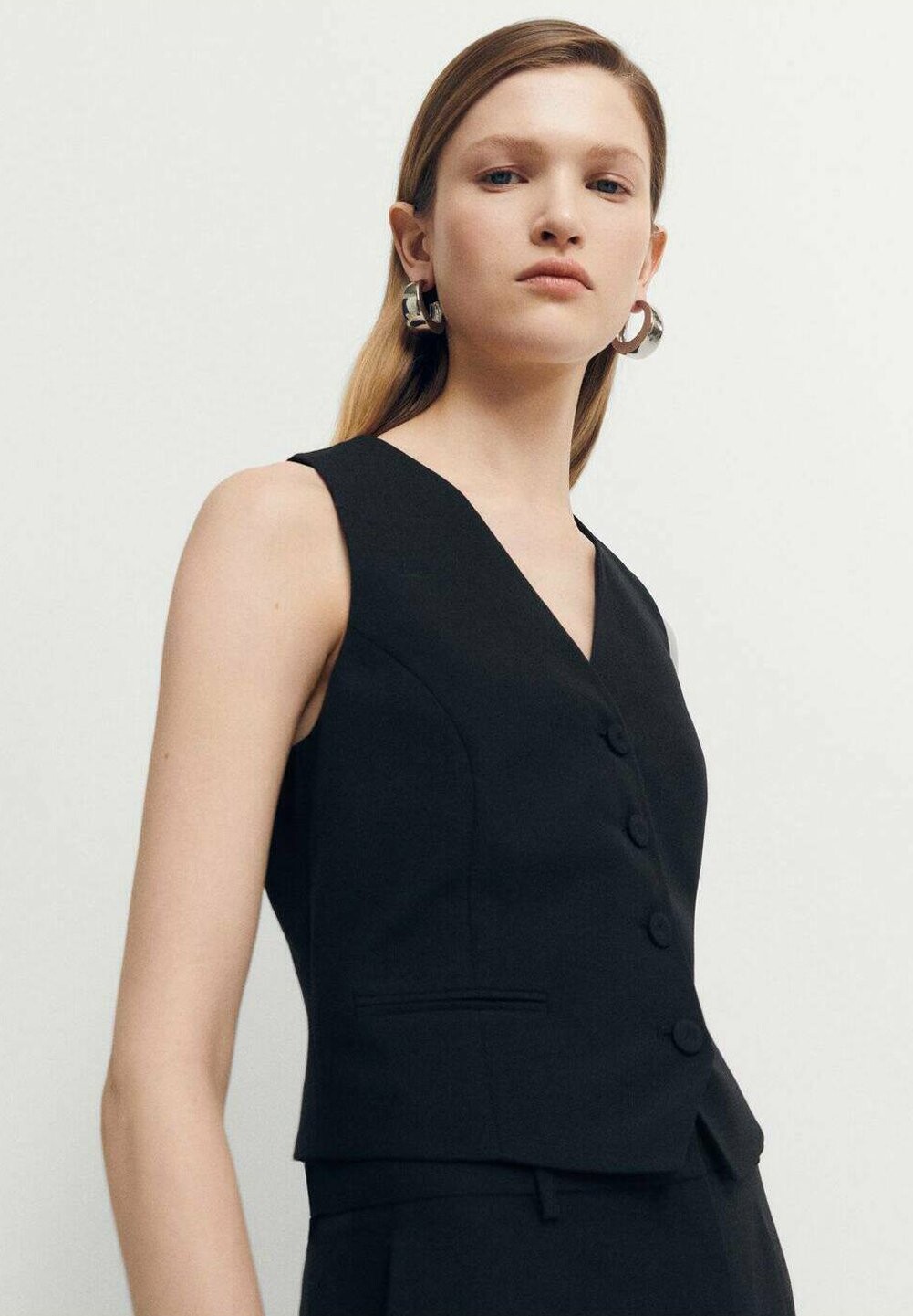

Жилет JORDAN Mango, цвет black