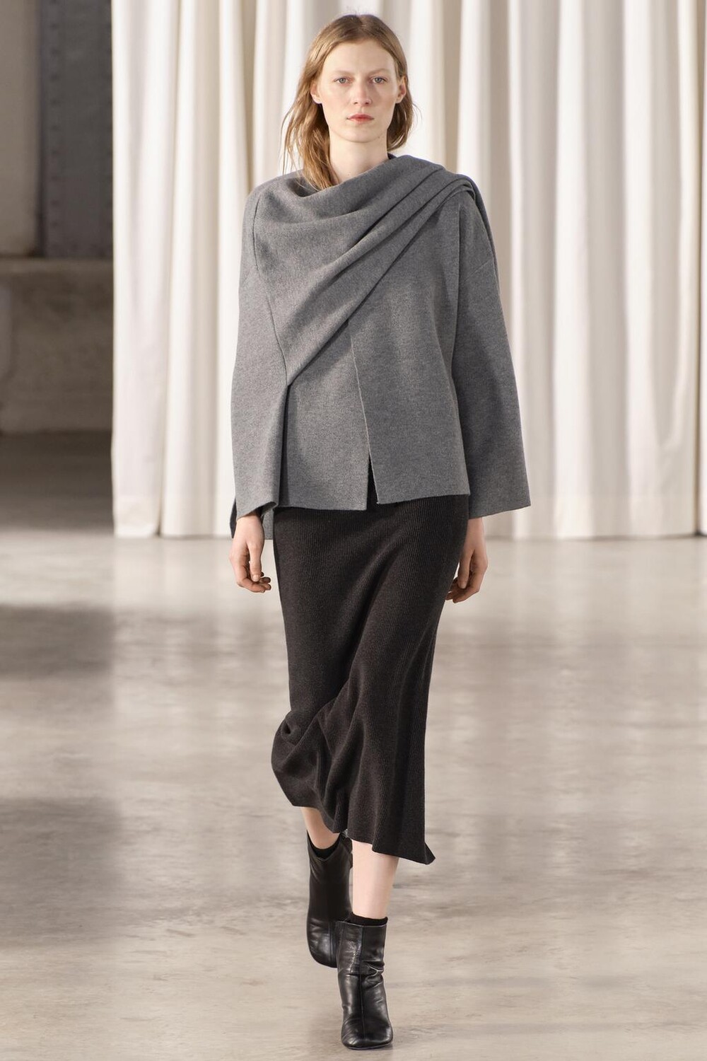

Короткое трикотажное пальто с асимметричным шарфом ZARA, светло-серый
