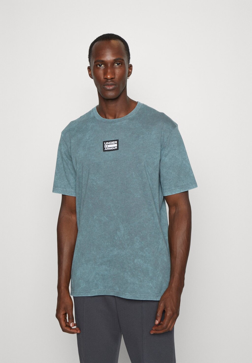 

Футболка с принтом Elevated Core Wash Under Armour, цвет pitch gray/white
