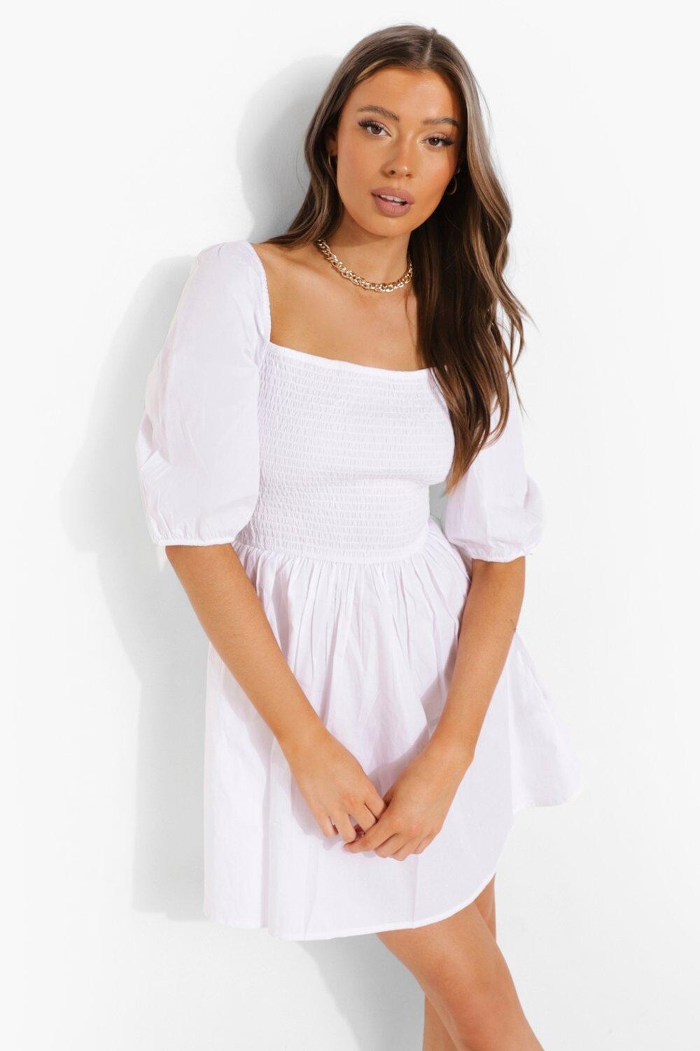 

Хлопковое платье с плиссированной юбкой и гофрированными сборками boohoo, белый