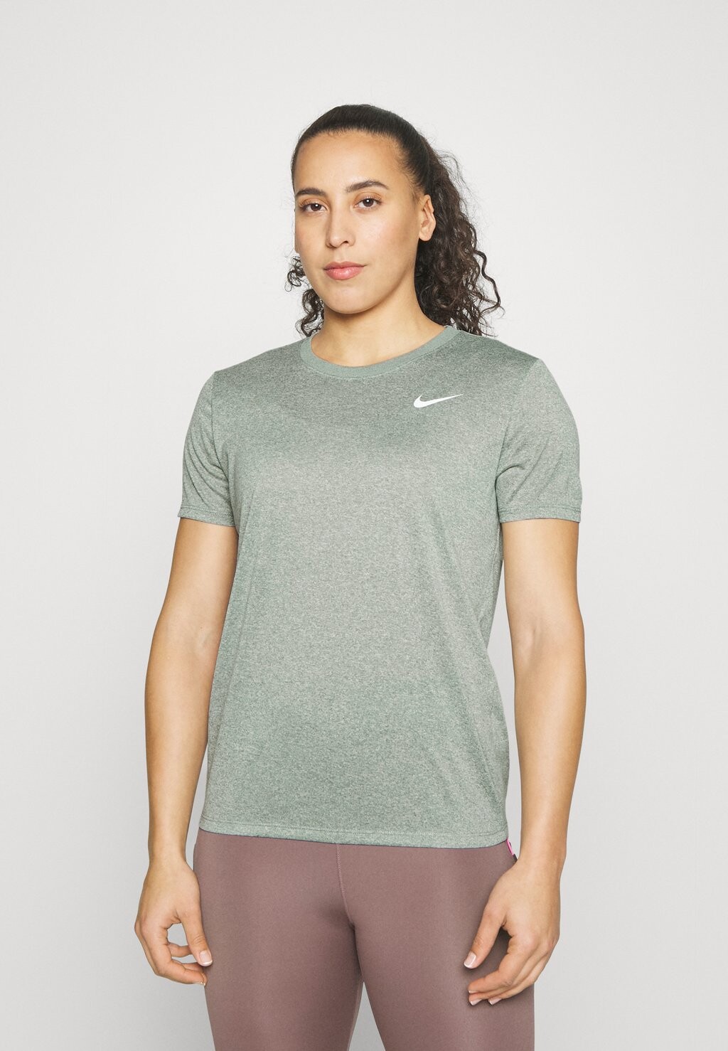 

Спортивная футболка Nike
