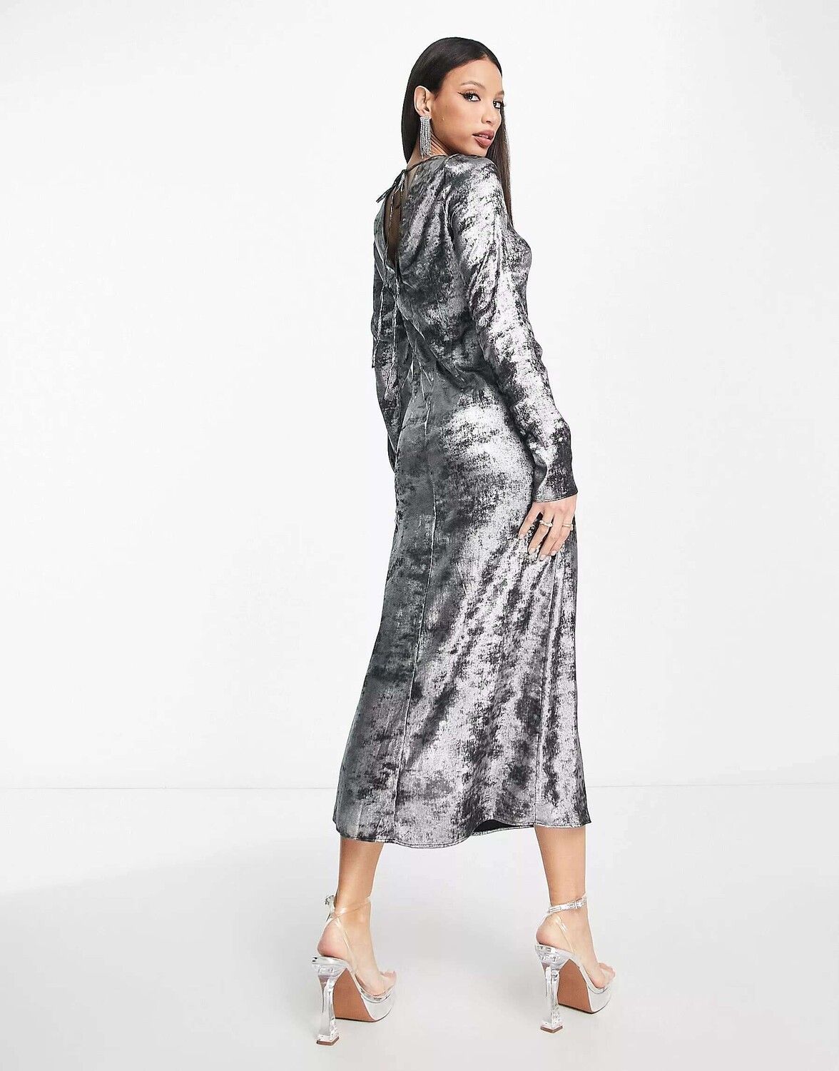 

Серебристое атласное платье миди с комбинацией River Island