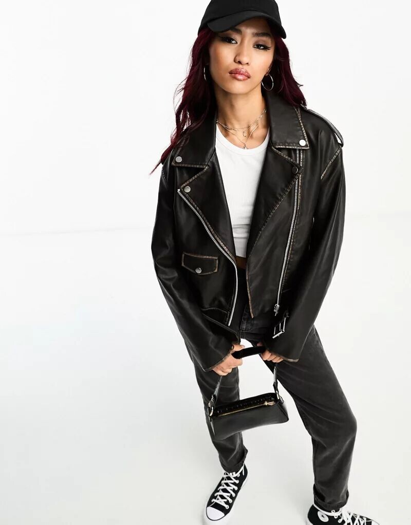 

Черная байкерская куртка оверсайз с потертостями Bershka