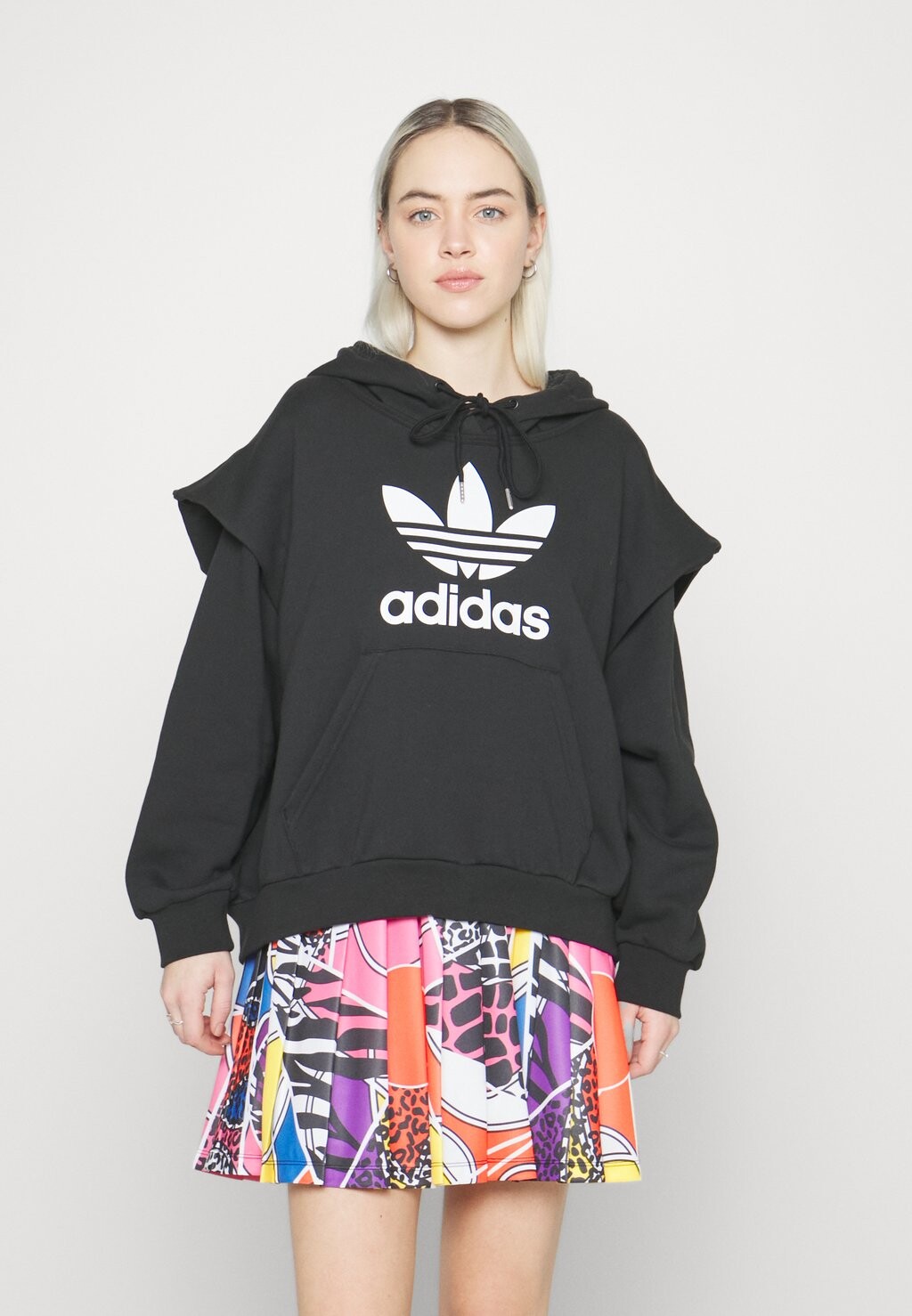 

Футболка с принтом adidas Originals, черный