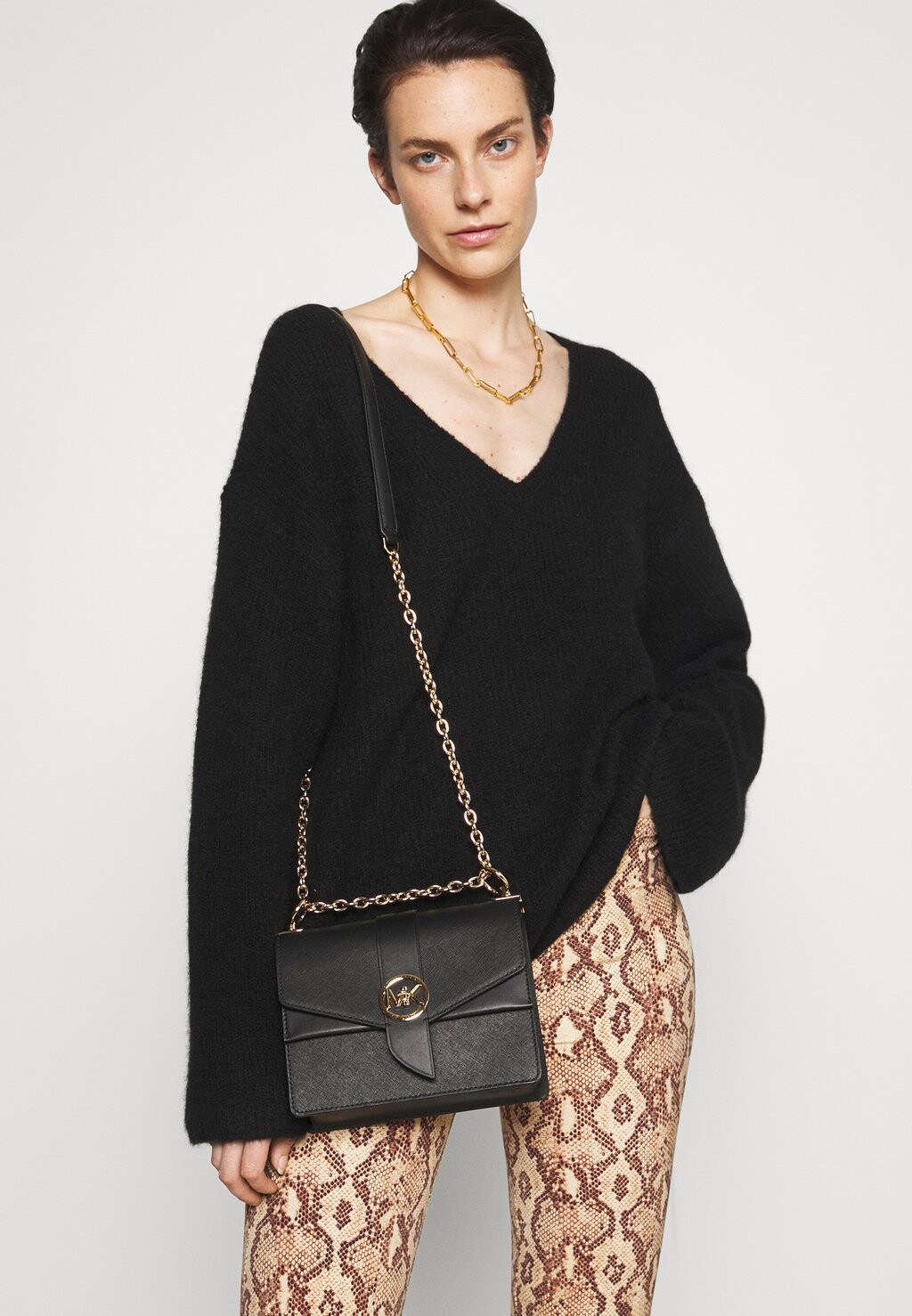 

Сумка через плечо MICHAEL Michael Kors, черный