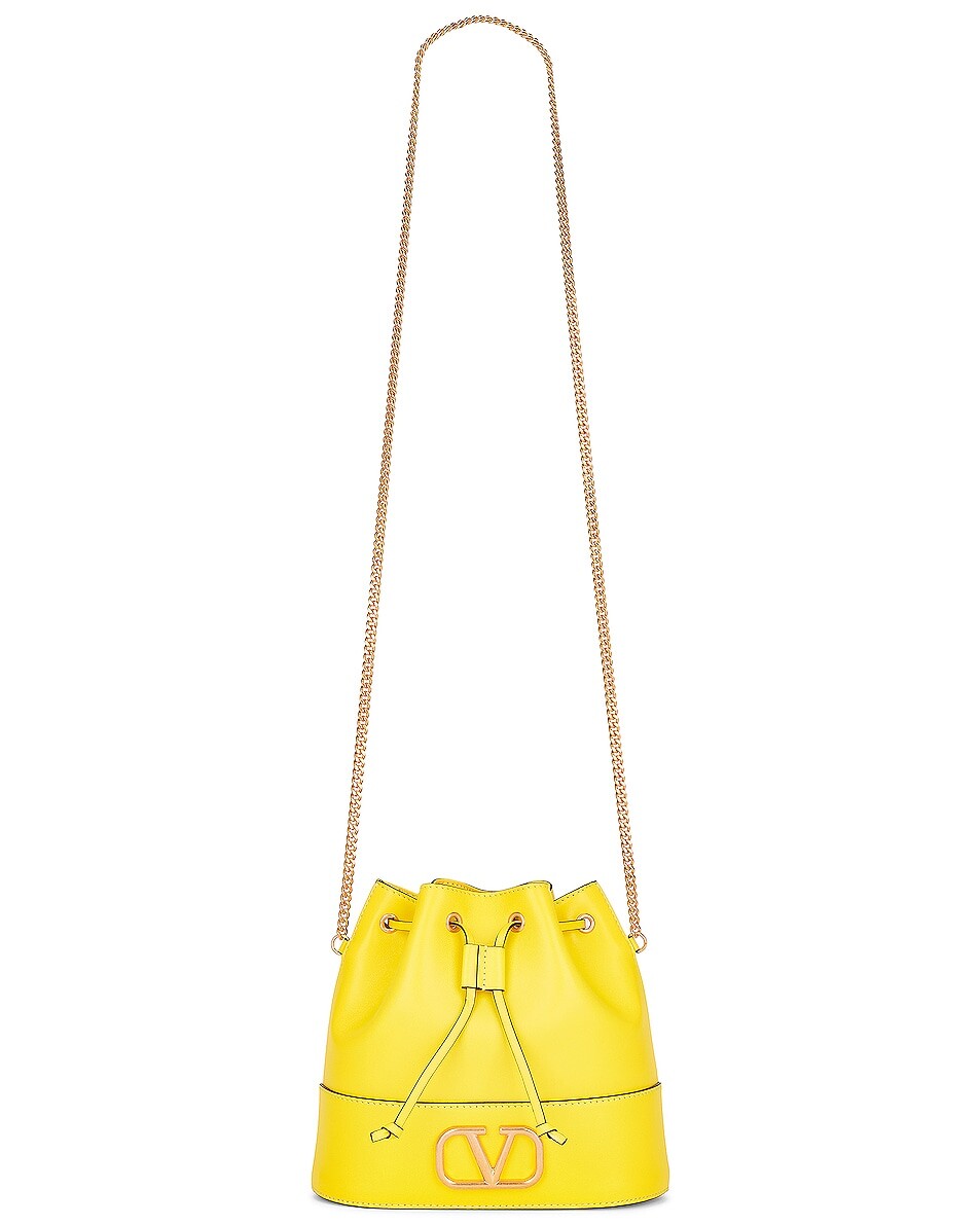 

Сумка Valentino Garavani V Logo Pouch, цвет Shocking Yellow