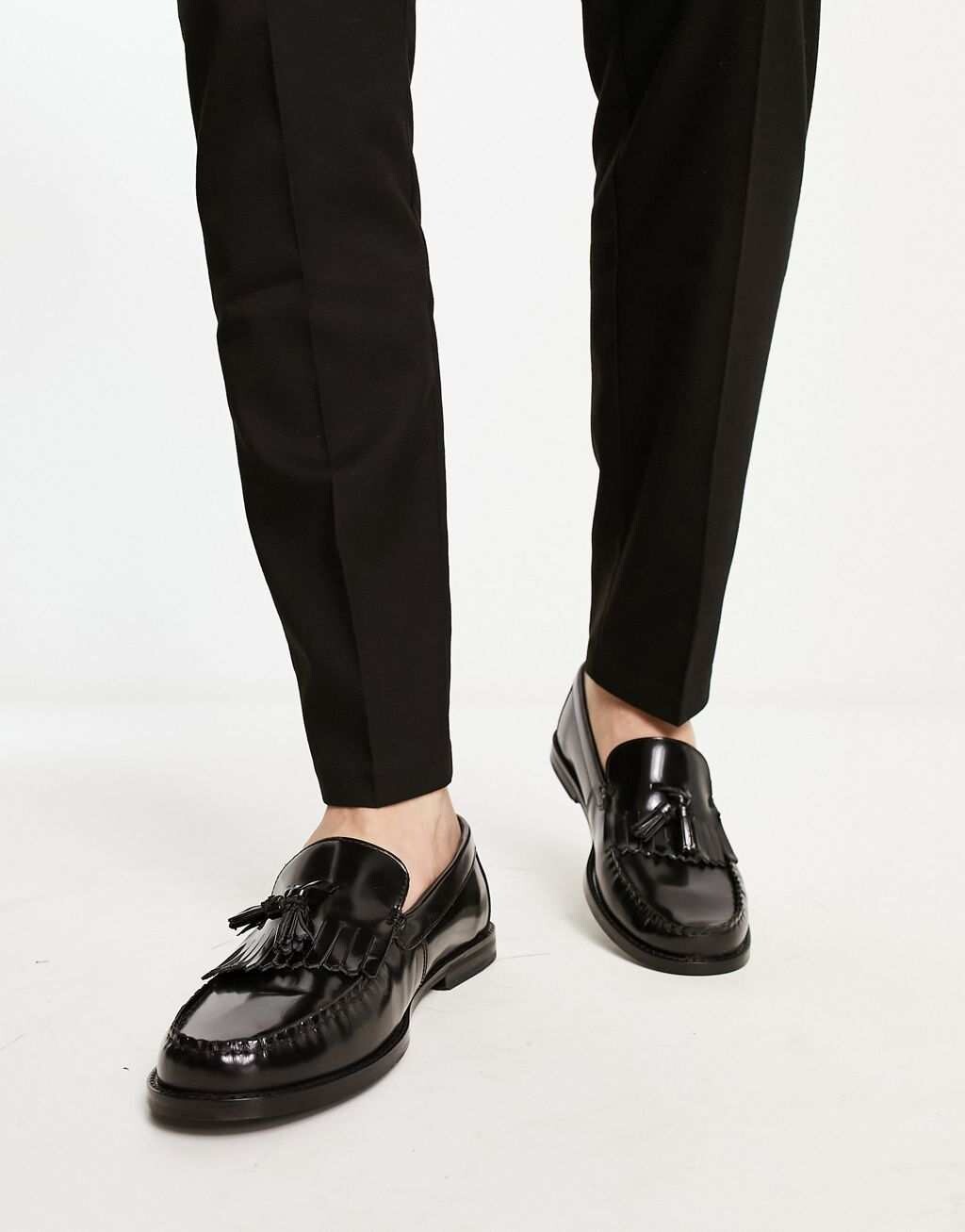 Лоферы ASOS DESIGN из полированной черной кожи с бахромой