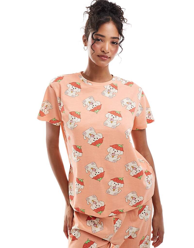 

ASOS DESIGN — Розовая пижама с клубничным узором кавашон, состоящая из брюк-футболки с манжетами