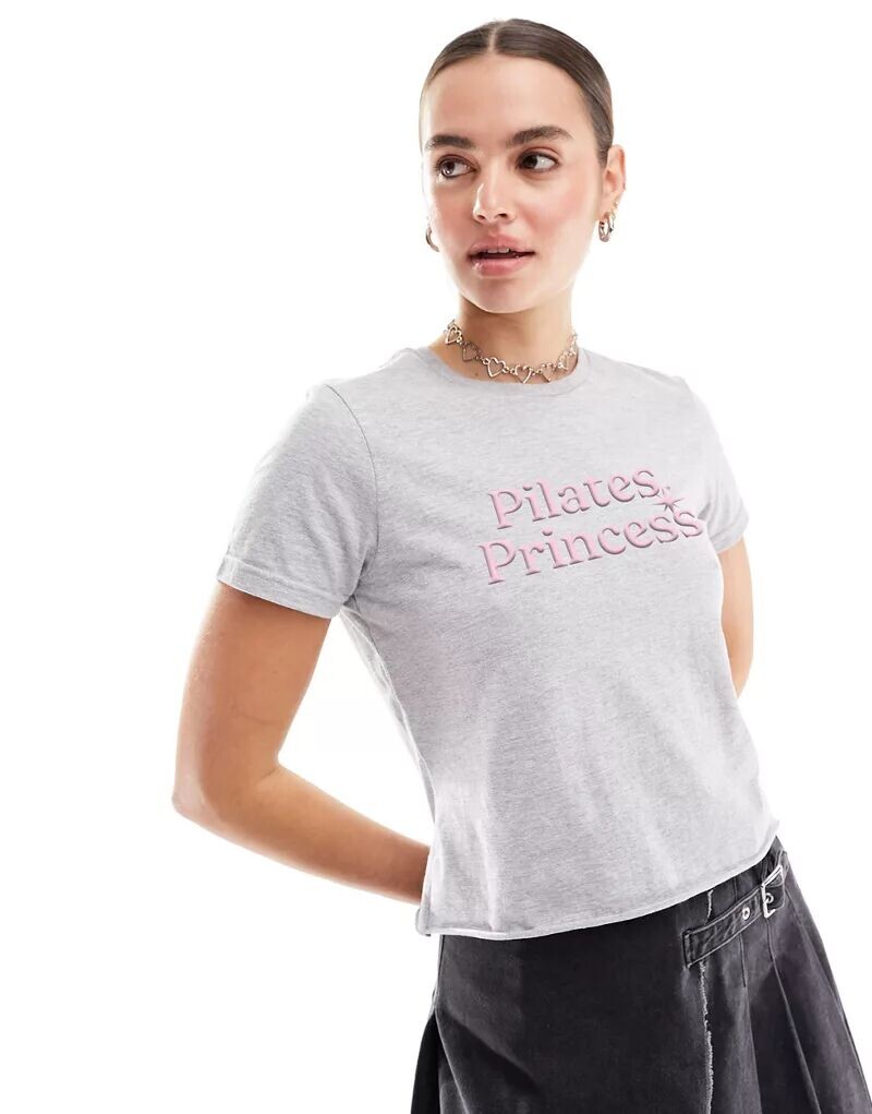 

Укороченная футболка серого верескового цвета с графическим принтом Pilates Princess ASOS