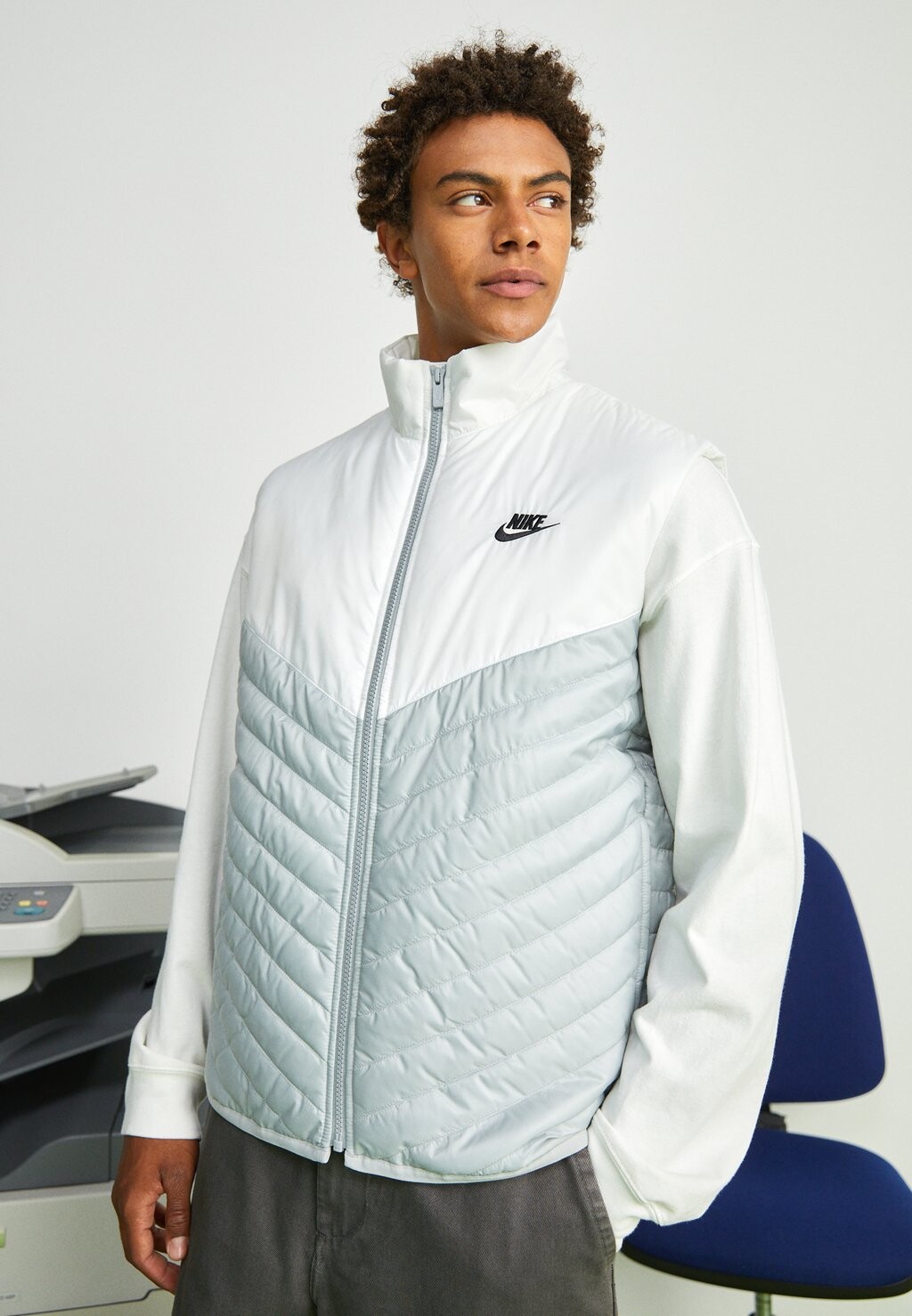 

Жилет Nike M NK WR СРЕДНЕВЕСНЫЙ ЖИЛЕТ, цвет light smoke grey/white/black