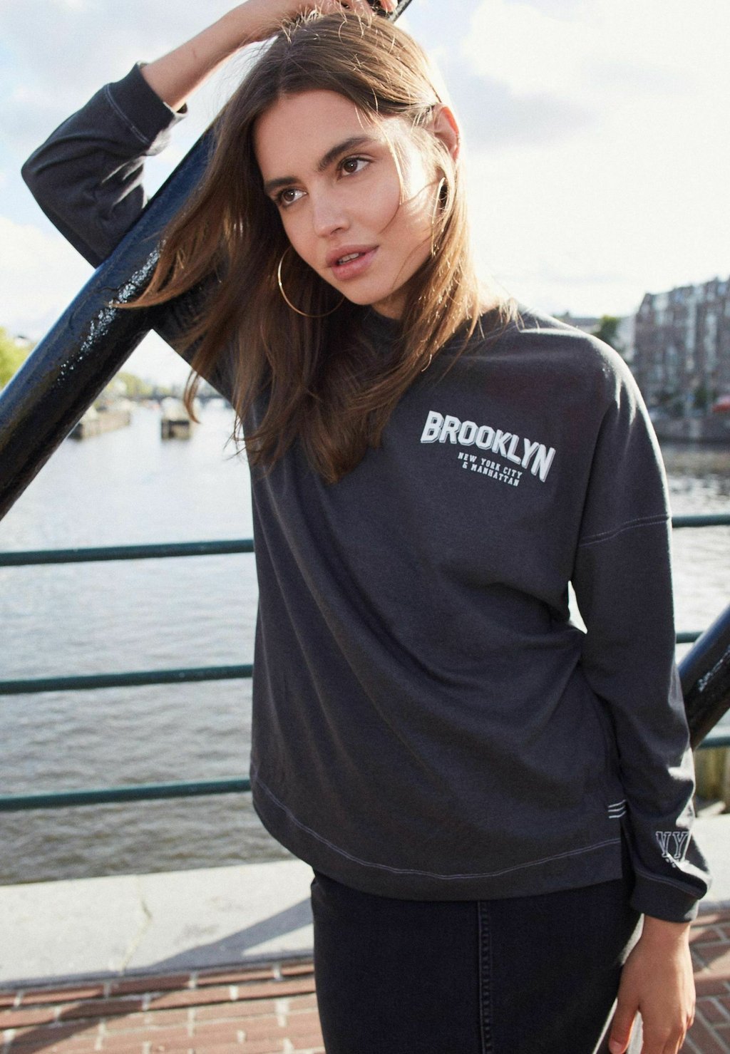 Топ с длинными рукавами BROOKLYN NEW YORK CITY GRAPHIC Next, цвет charcoal  grey – купить из-за границы через сервис «CDEK.Shopping»