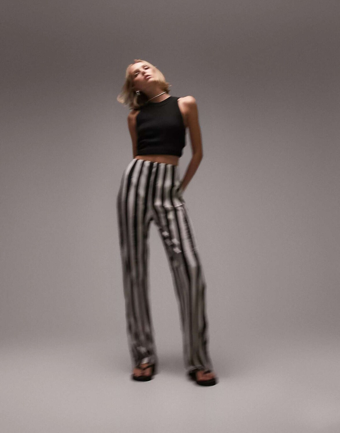 

Topshop Petite Широкие плиссированные брюки с полосками и монохромным принтом