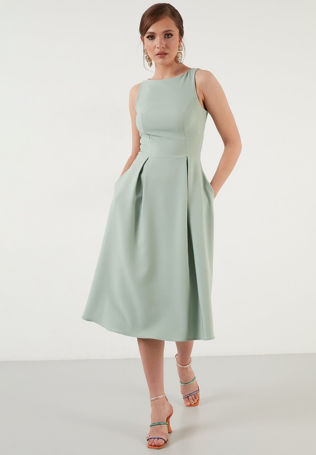 

Повседневное платье CREW NECK PLEATED MIDI LELA, мята