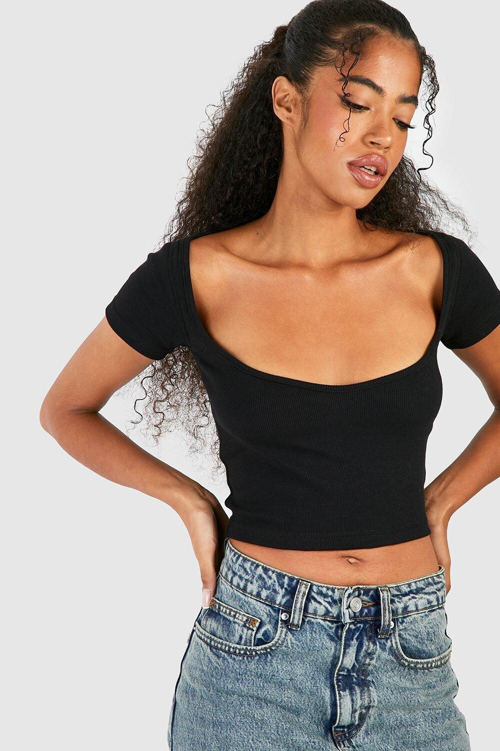 

Укороченный топ с короткими рукавами и вырезом в рубчик basic Boohoo, черный