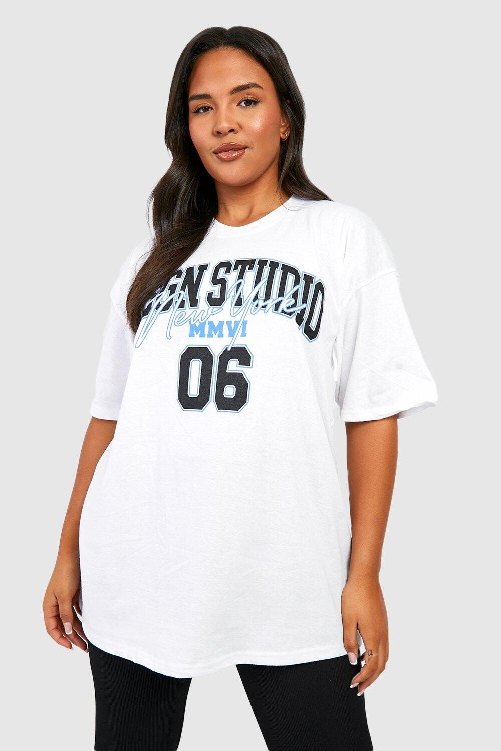 

Футболка Plus Dsgn Studio Varsity boohoo, белый