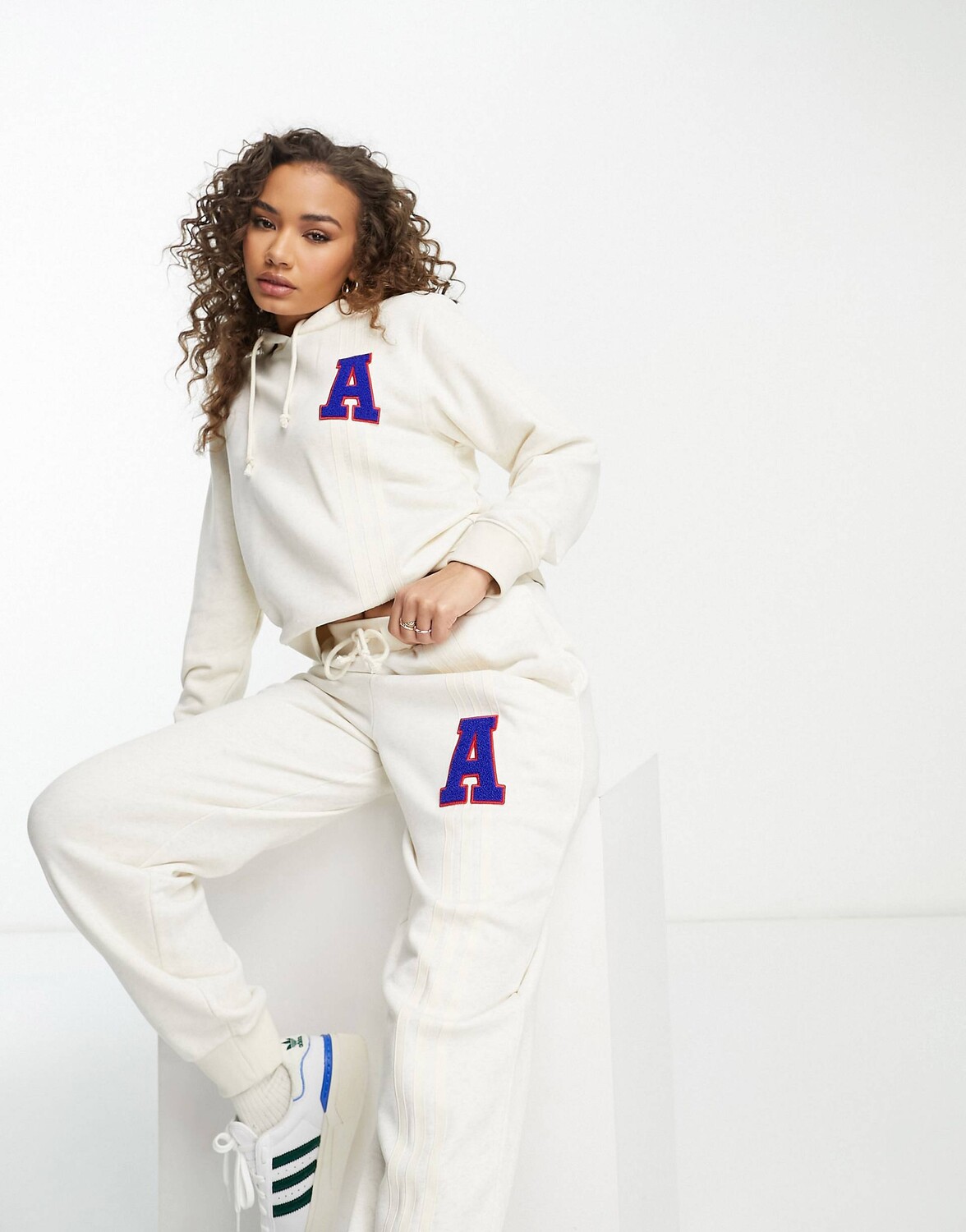 

Худи белого цвета с маленьким логотипом и логотипом adidas Originals