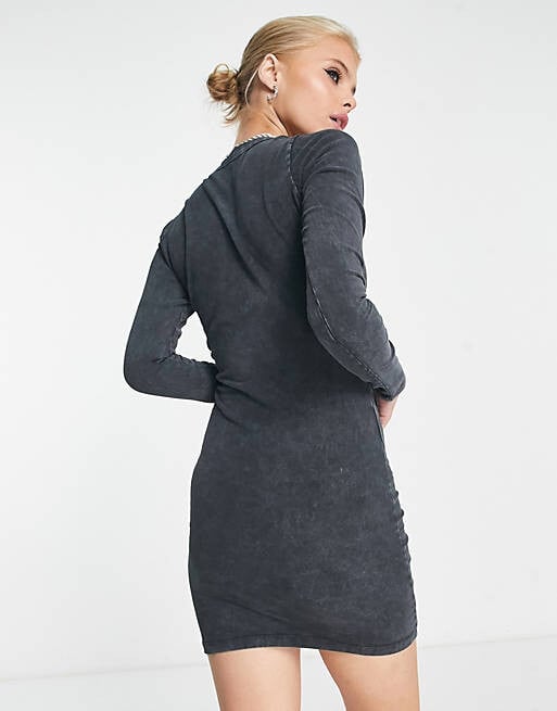 

Мини-платье-футболка с длинными рукавами, кнопками и графикой ASOS DESIGN