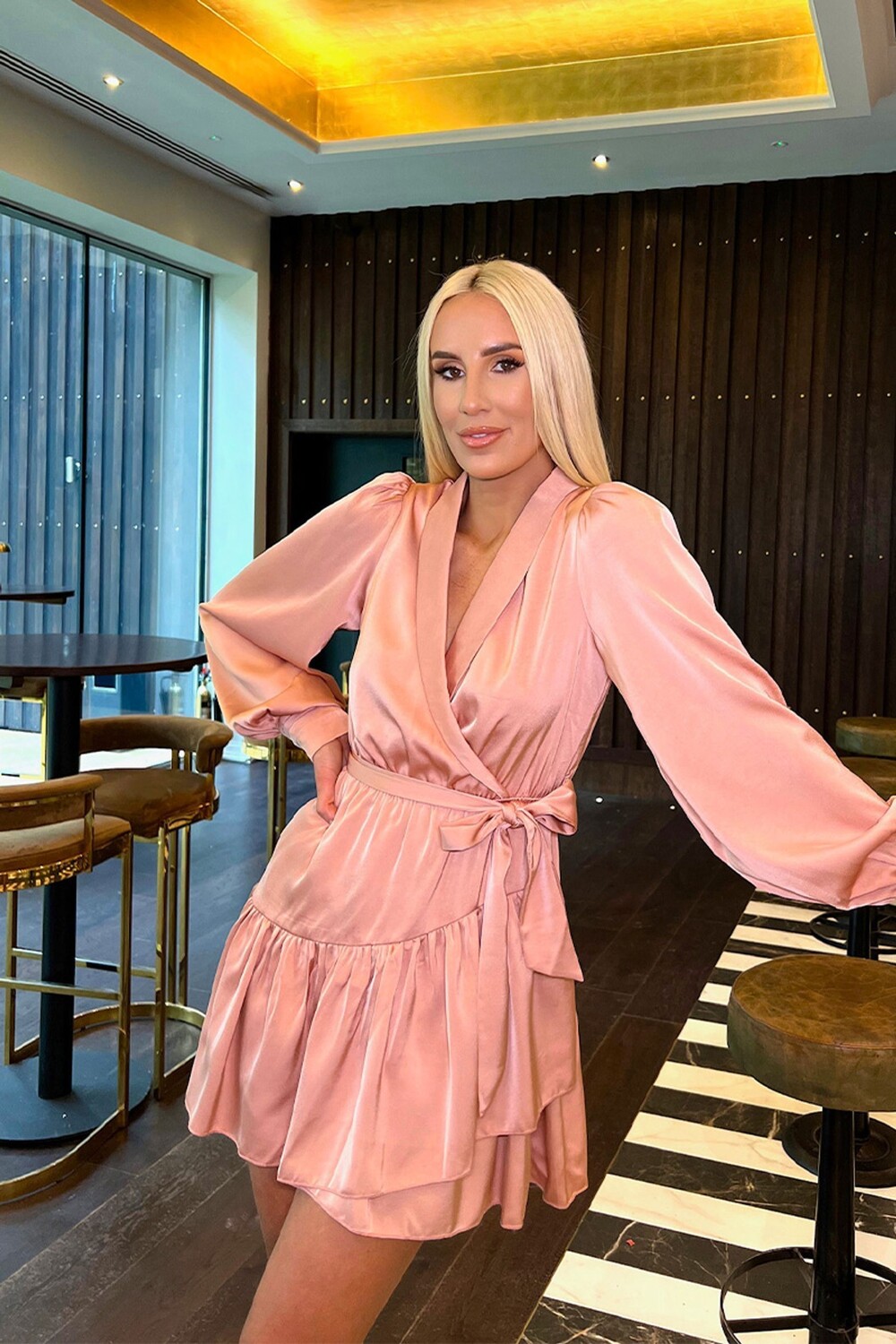 

Атласное мини-платье Georgia Louise с глубоким вырезом и оборками по подолу In The Style, розовый